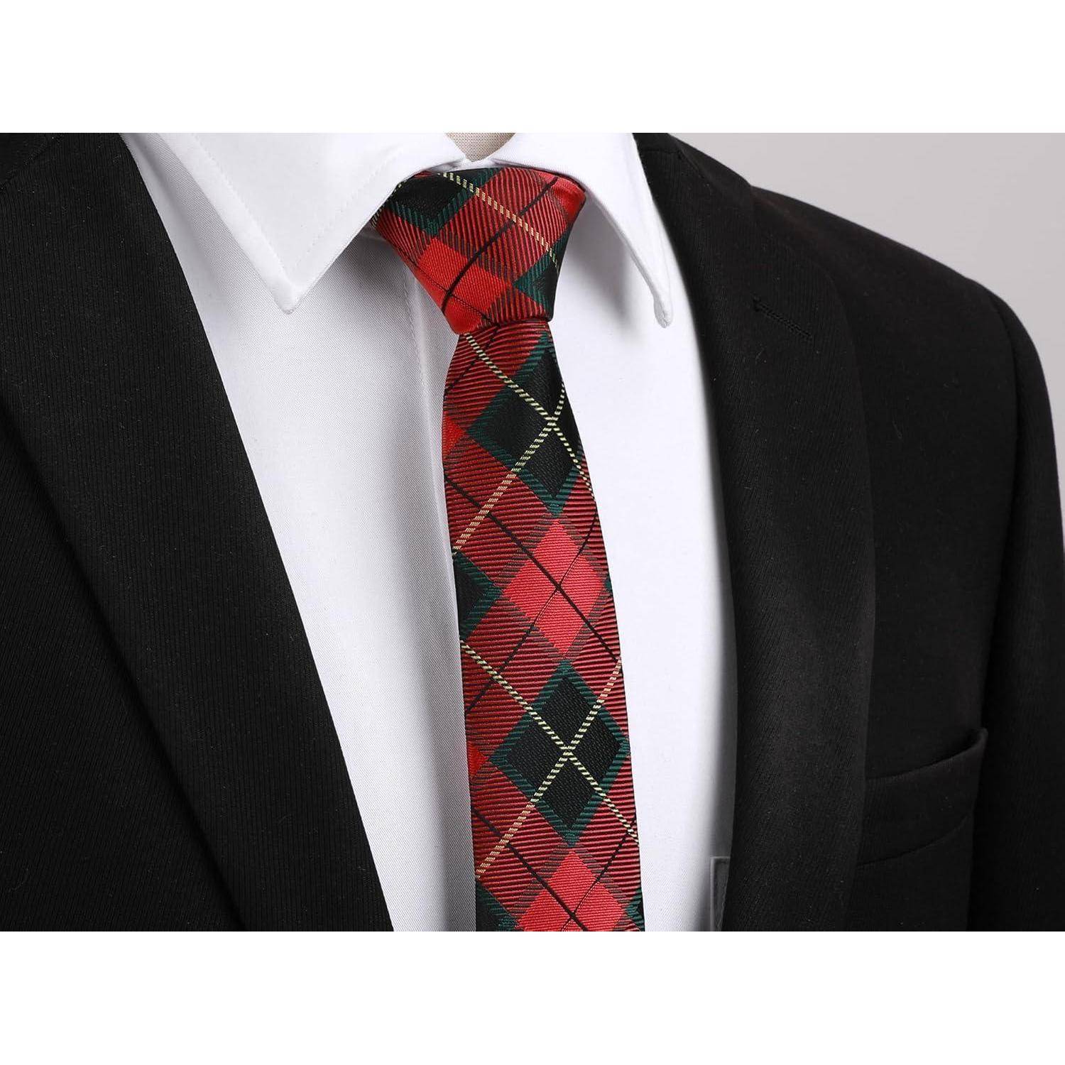 Eine Person in einem formellen schwarzen Anzug und weißem Hemd mit einer rot-schwarzen Karoschleife.