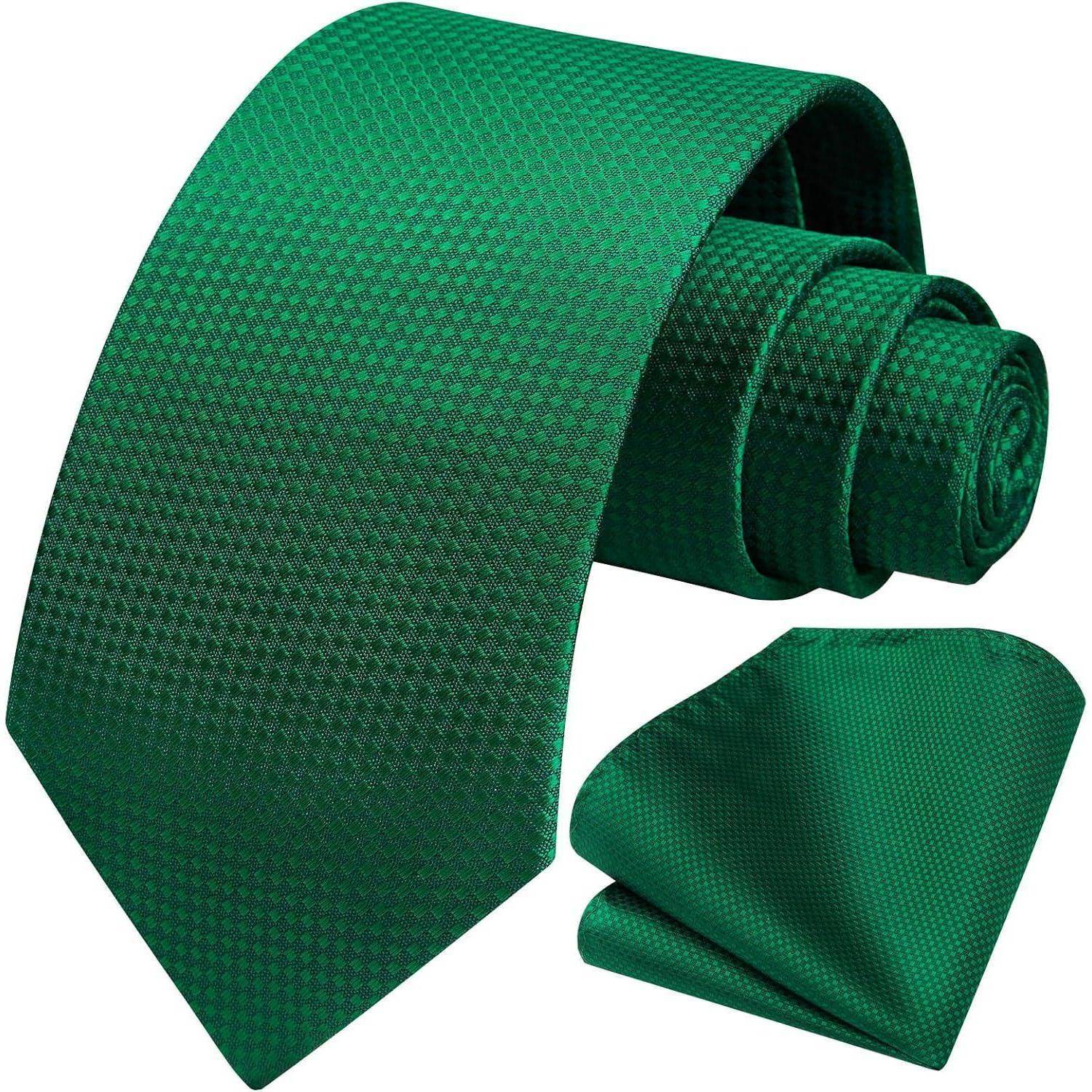 Eine grüne Krawatte mit einem strukturierten Muster wird neben einem passenden Einstecktuch präsentiert. Beide Accessoires sind ordentlich arrangiert und heben ihr Design hervor.