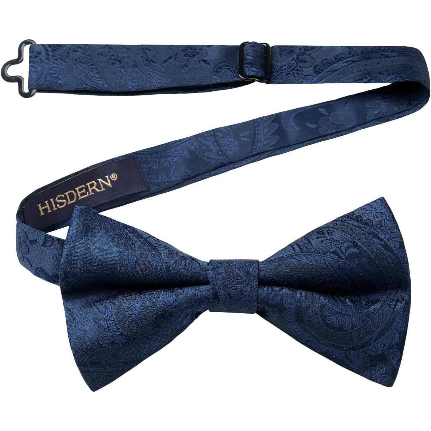 Eine dunkelblau gemusterte Paisley-Fliege mit verstellbarem Gurt und einer Metallspange, der Marke 'HISDERN'.