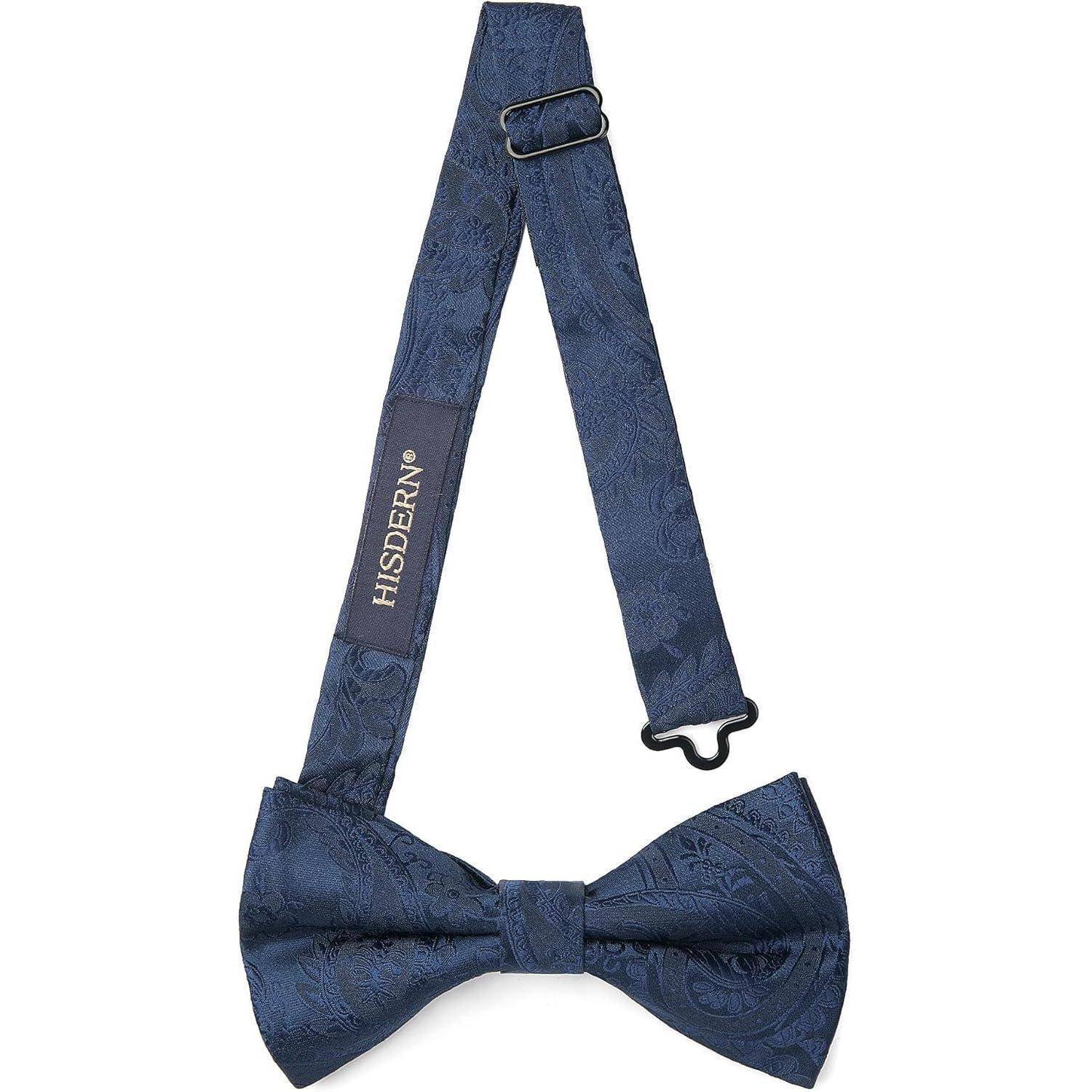 Eine marineblaue Fliege mit Blumenmuster und verstellbarem Riemen, mit der Markenaufschrift 'HISDERN' auf dem Band.