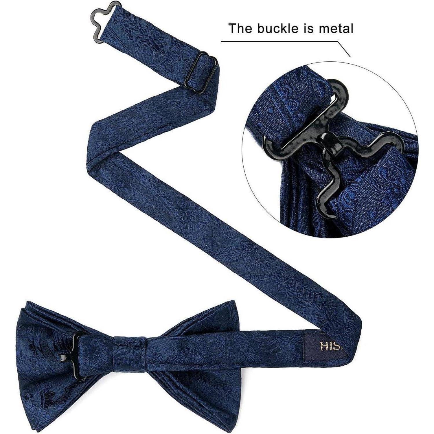 Eine blaue Fliege mit einer metalischen Schnalle, beschriftet mit 