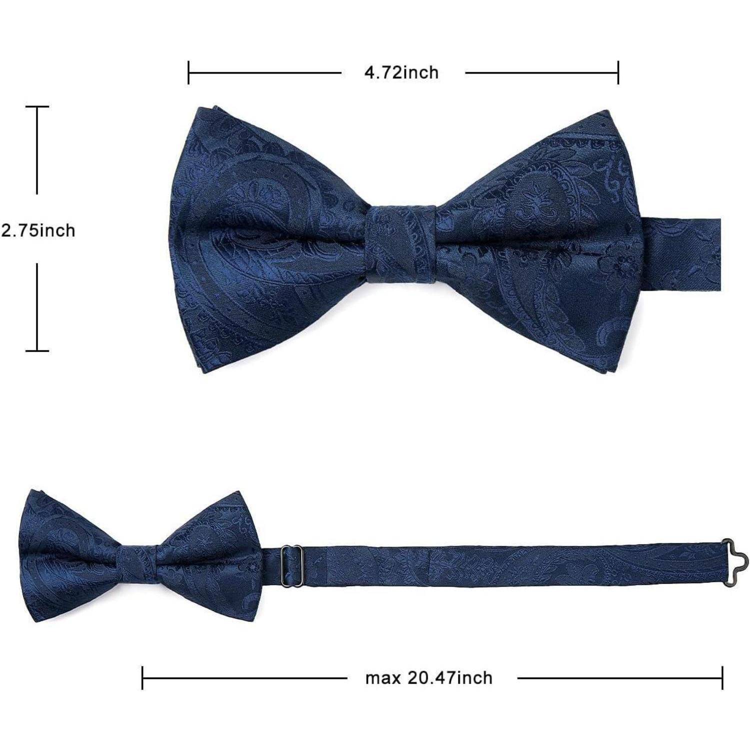 Eine marineblau-farbene Paisley-Fliege, gezeigt in zwei Ansichten: eine gebunden, eine ungebunden mit Träger. Maße: 12 x 7 cm, Träger maximal 52 cm.