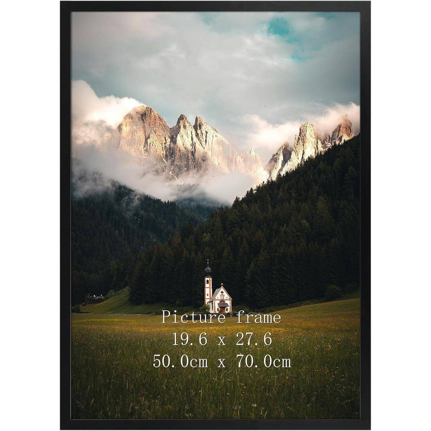 Ein malerisches Bild einer kleinen Kirche in einer weiten grünen Wiese mit dramatischen, nebelverhüllten Bergen im Hintergrund. Text auf dem Bild lautet: 