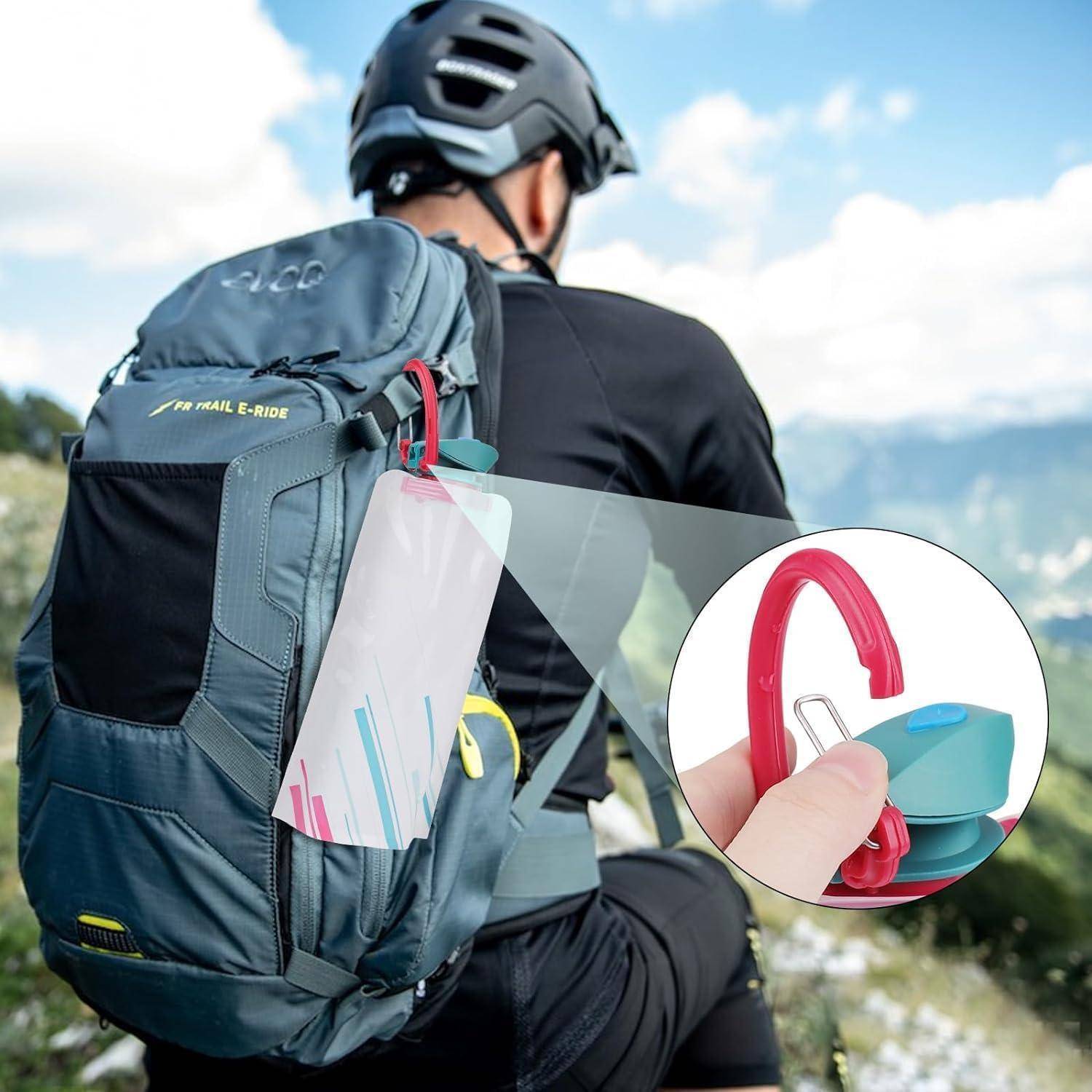 Ein Radfahrer trägt einen blauen Rucksack beim Mountainbiken. Das Bild zeigt eine Hand, die einen roten Karabiner am Rucksack befestigt.