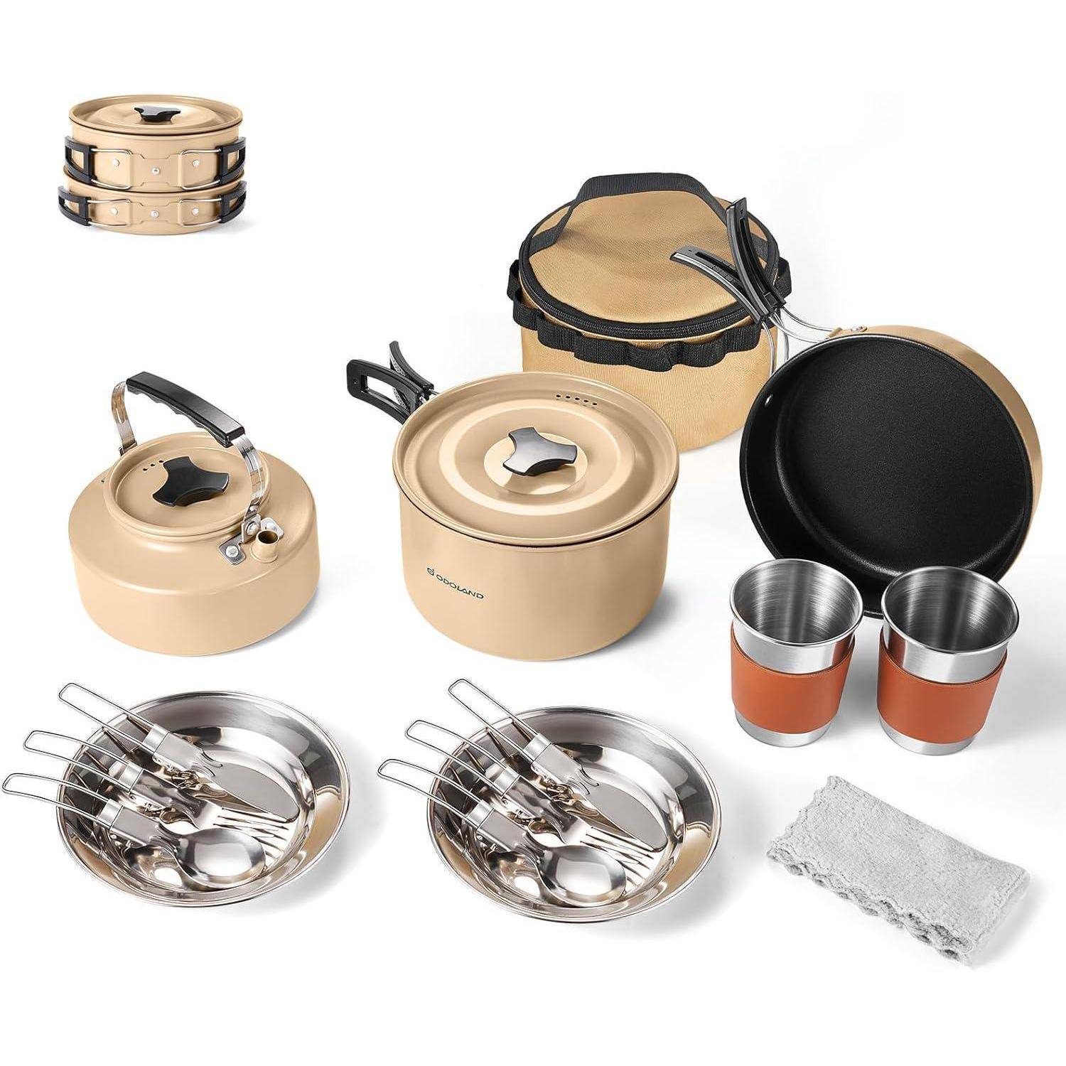 Camping-Kochgeschirr-Set, bestehend aus Töpfen, Pfannen, Wasserkessel, Tassen, Tellern und Besteck, alle in passenden Farben, ordentlich angeordnet mit einer Tragetasche.