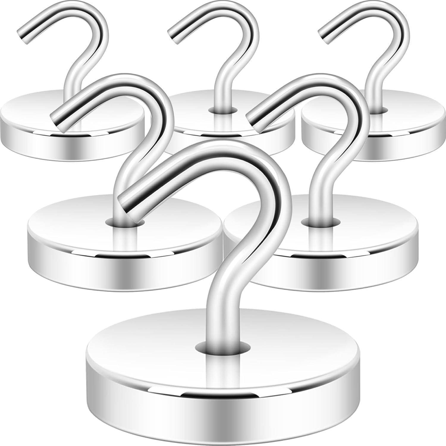 Fünf glänzende silberne Haken sind in einer Gruppe angeordnet, wobei jeder an einer runden Basis befestigt ist. Sie erscheinen metallisch und sind gleichmäßig beabstandet.