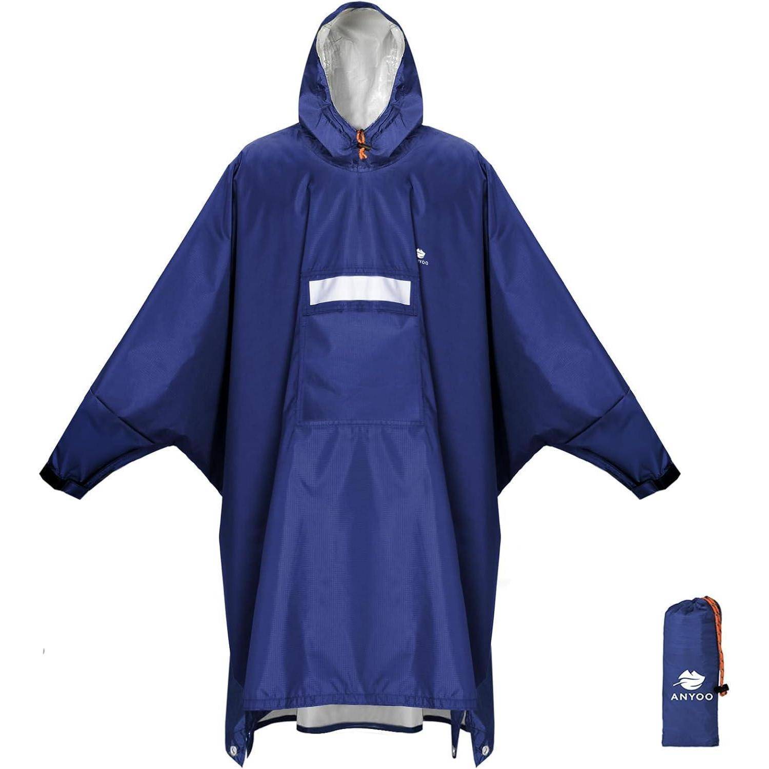 Blauer wasserdichter Poncho mit Kapuze, Vordertasche und verpackbarem Ärmel, entwickelt für den Outdoor-Einsatz und Schutz vor Regen.
