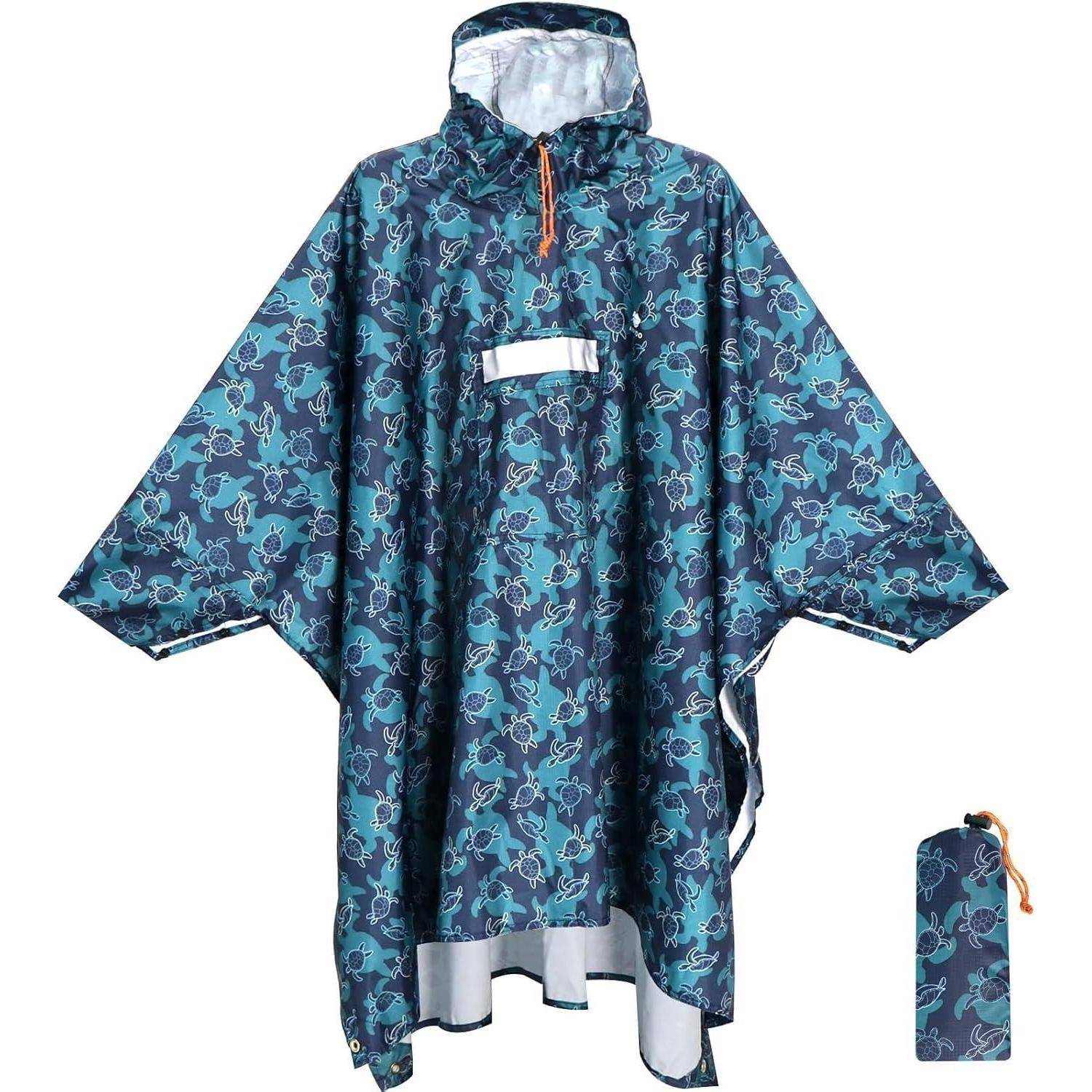 Ein blauer Poncho mit Kapuze und kleinen abstrakten Mustern, ausgestattet mit einer Fronttasche und orangefarbener Kordelzug. Eine passende Aufbewahrungstasche wird ebenfalls gezeigt.