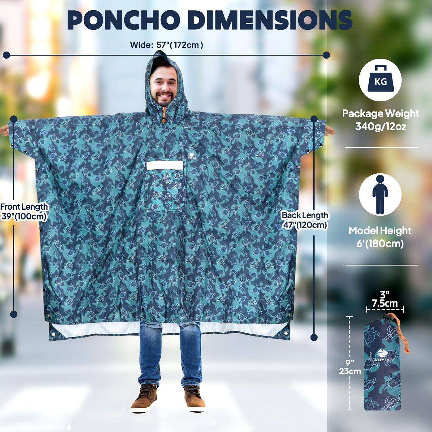 Person wearing a blue patterned poncho with a hood, arms outstretched. Label: 'Poncho-Abmessungen' mit Details zu Breite, Länge und Gewicht. Hintergrund zeigt einen Park.