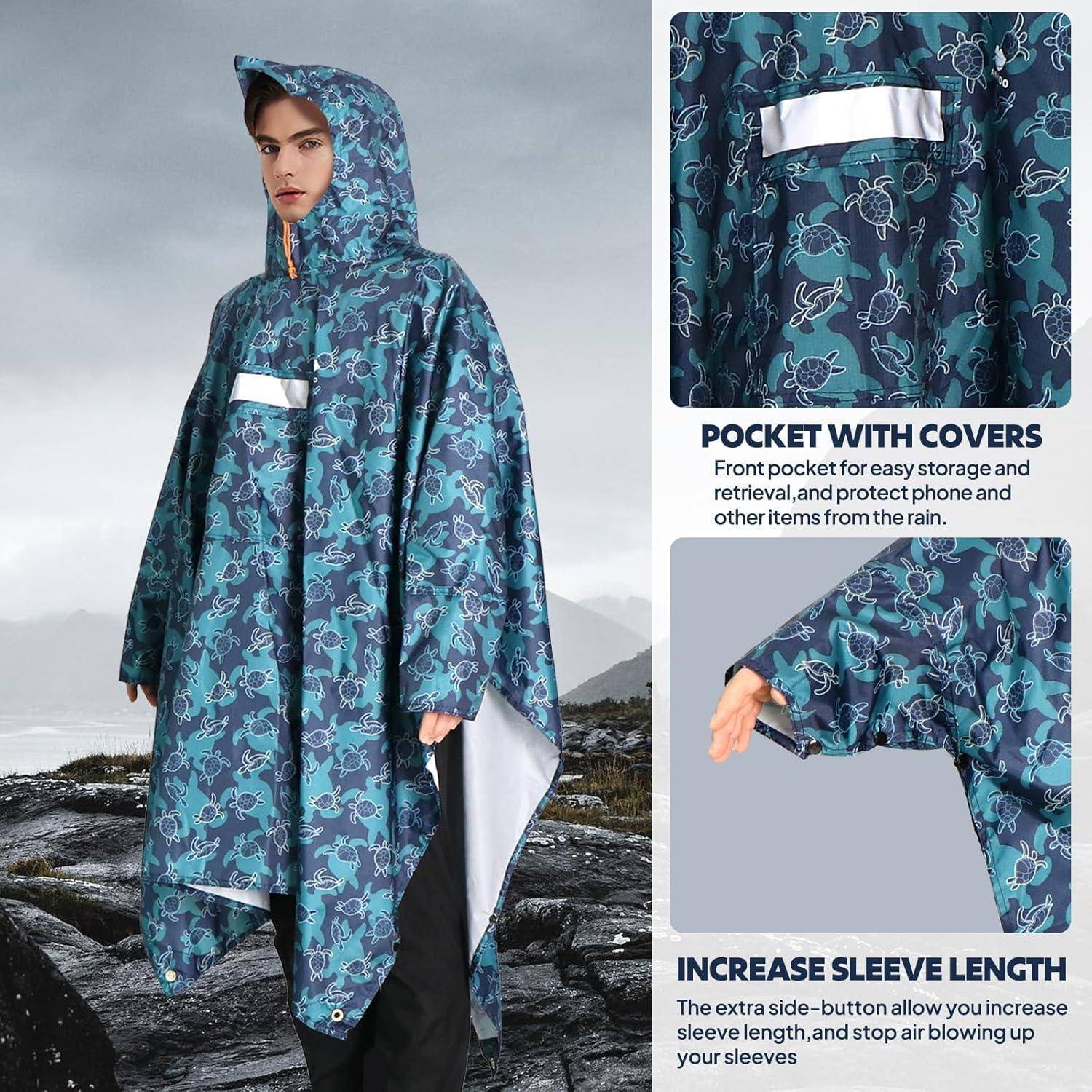 Eine Person, die einen blauen gemusterten Regenponcho mit Kapuze auf felsigem Gelände trägt. Die Einblendung zeigt die Tasche mit Abdeckungen und die Ärmellangenverstellung.