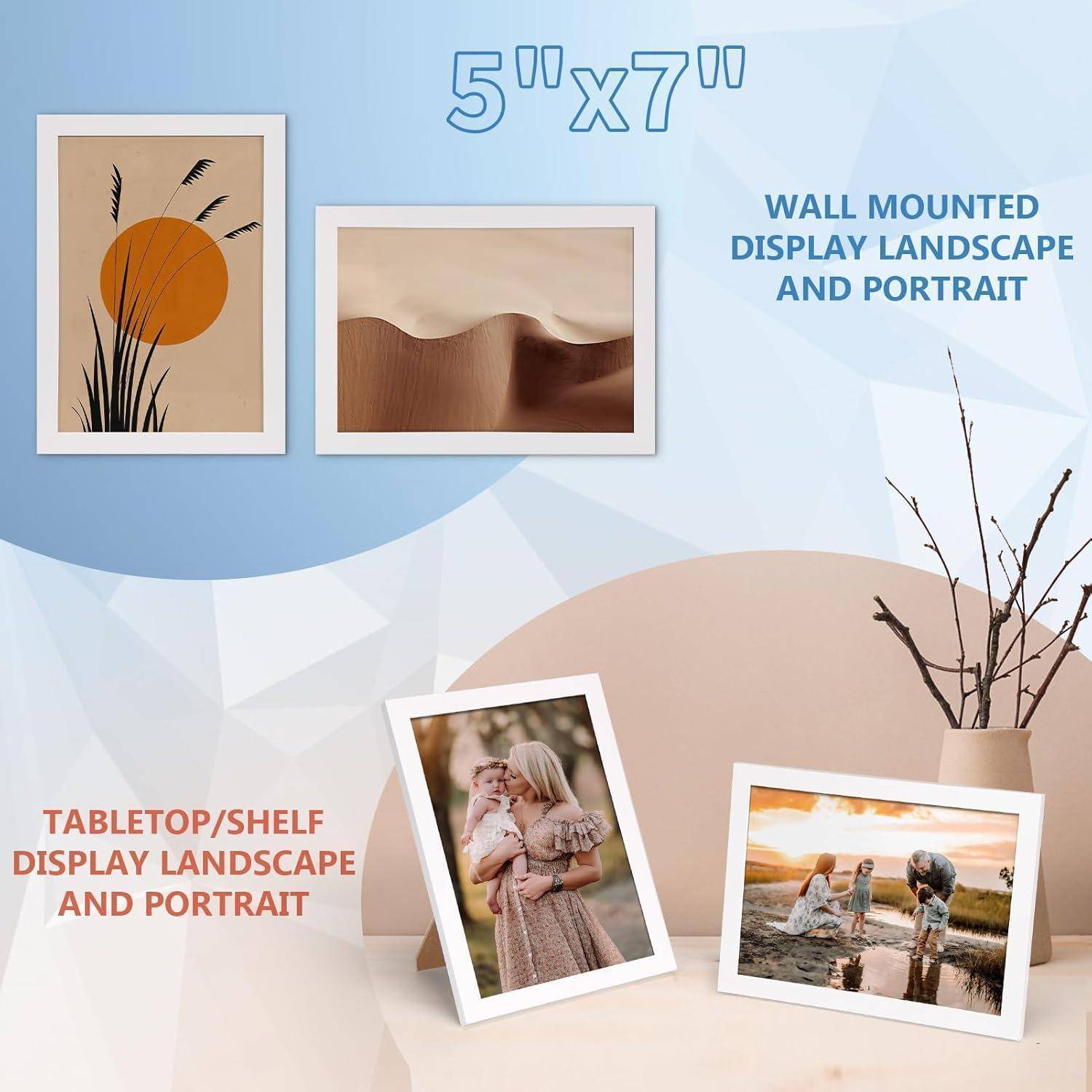 Gerahmte Kunstwerke und Fotos, die in zwei Umgebungen präsentiert werden: wandmontierte Landschaftsbilder im Format 13x18 cm und Portraitfotos von Familienangehörigen auf Tischen oder Regalen.