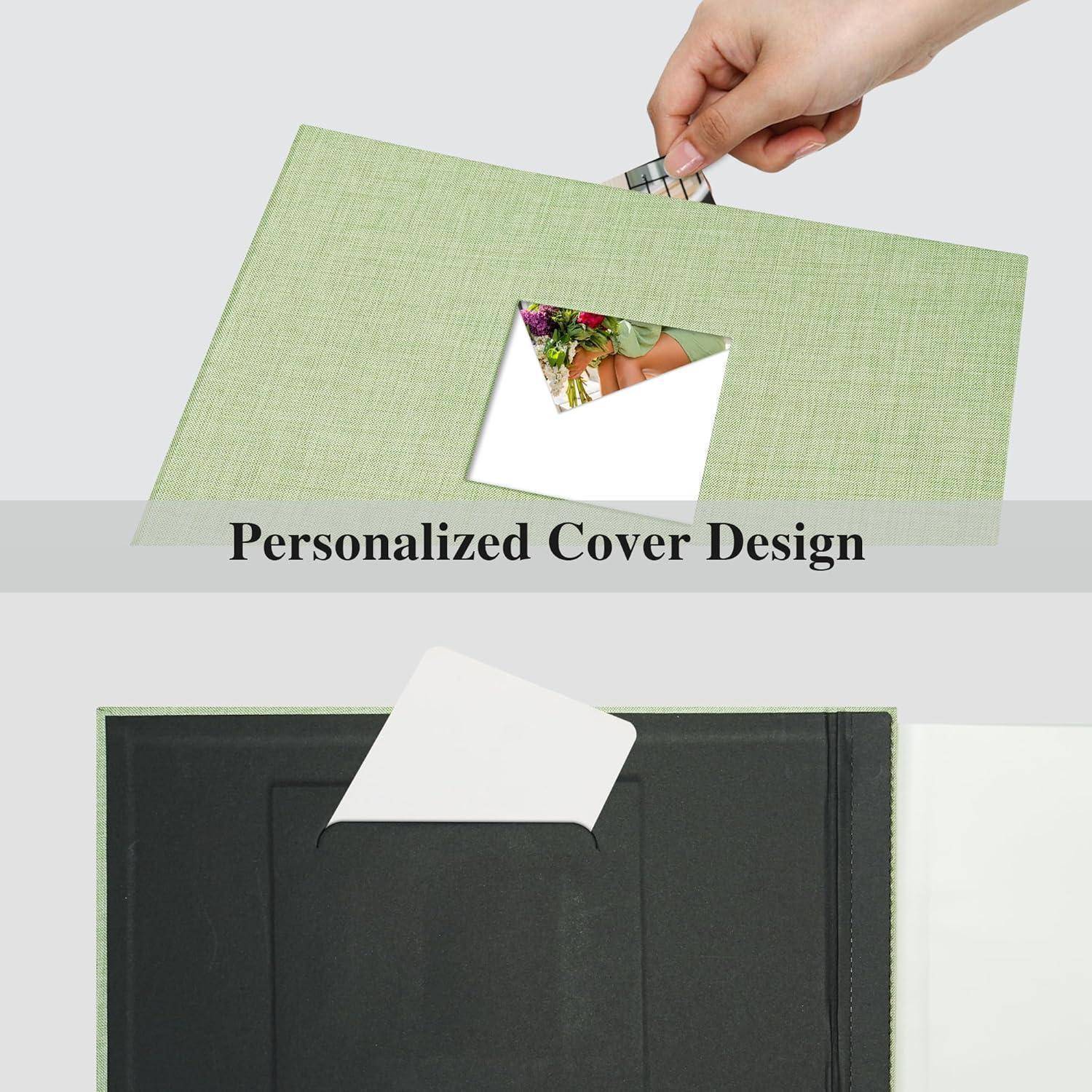 Grüner Scrapbook-Einband mit einem oben angeklemmten Foto; weitere Seiten und ein Umschlag sind sichtbar, beschriftet mit ‚Personalisiertes Cover-Design'.