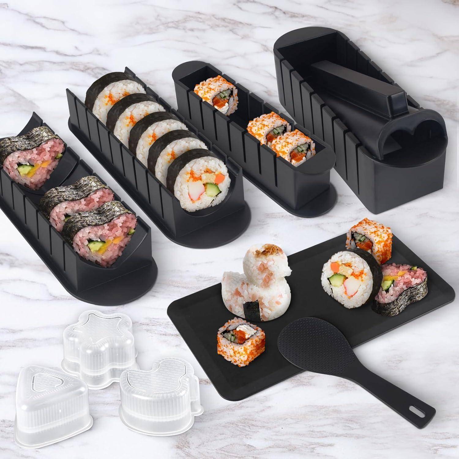 Sushi-Zubereitungsset mit Förmchen und Werkzeugen auf einer Marmoroberfläche. Enthält Rollförmchen, Reislöffel und geformte Ausstecher für die Sushi-Zubereitung.