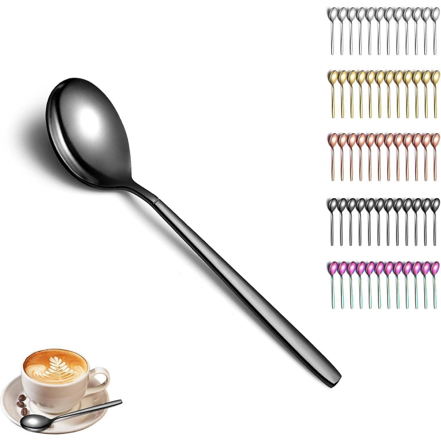 Ein Teelöffel-Set mit einem reflektierenden silbernen Löffel im Vordergrund, mit mehreren farbigen Löffel-Sets, die in Reihen auf der rechten Seite angeordnet sind.