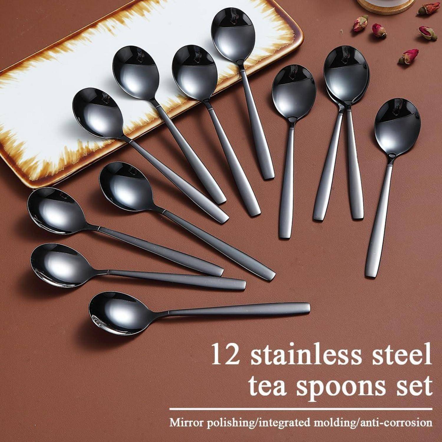 Ein Set von 12 Edelstahl-Teelöffeln mit glänzendem Finish, angeordnet in zwei Reihen auf einer braunen Oberfläche, mit dem Text '12 Edelstahl-Teelöffel Set' sichtbar.