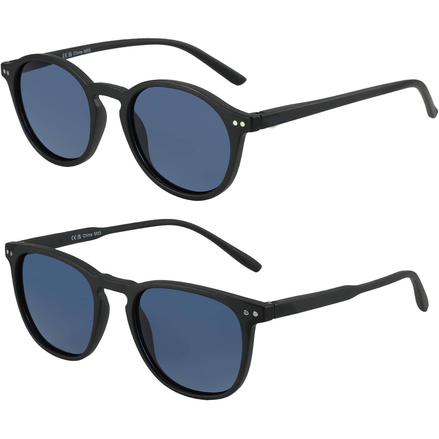 Zwei Paare schwarzer Sonnenbrillen mit dunklen Gläsern, die vor einem schlichten weißen Hintergrund präsentiert werden und deren elegantes Design und Stil hervorgehoben werden.