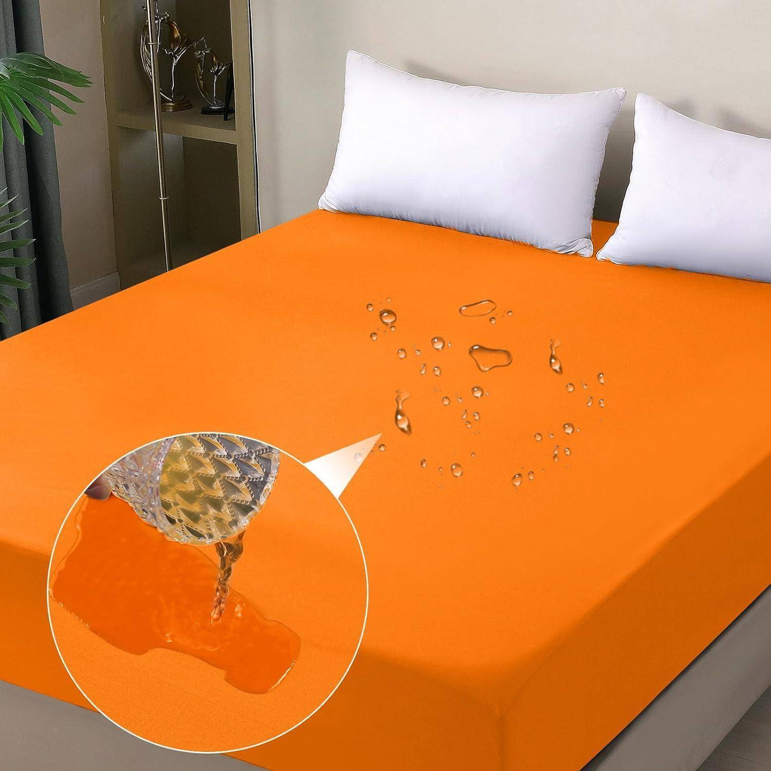 Wasserdichter orangefarbener Matratzenbezug, der Flüssigkeiten abweist, mit Detailausschnitt, der Wassertropfen zeigt, die sich auf der Oberfläche sammeln und das Bett vor Verschüttungen schützen.