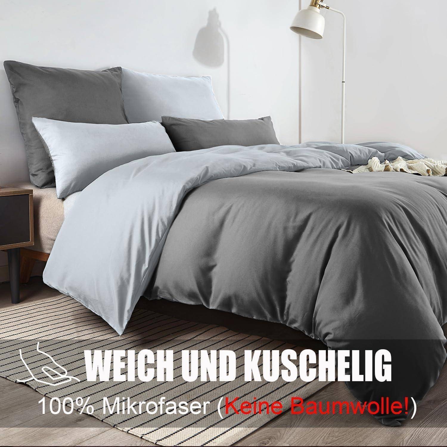 Ein ordentlich gemachtes Bett mit grauer Bettwäsche und mehreren Kissen. Der Text liest sich: 