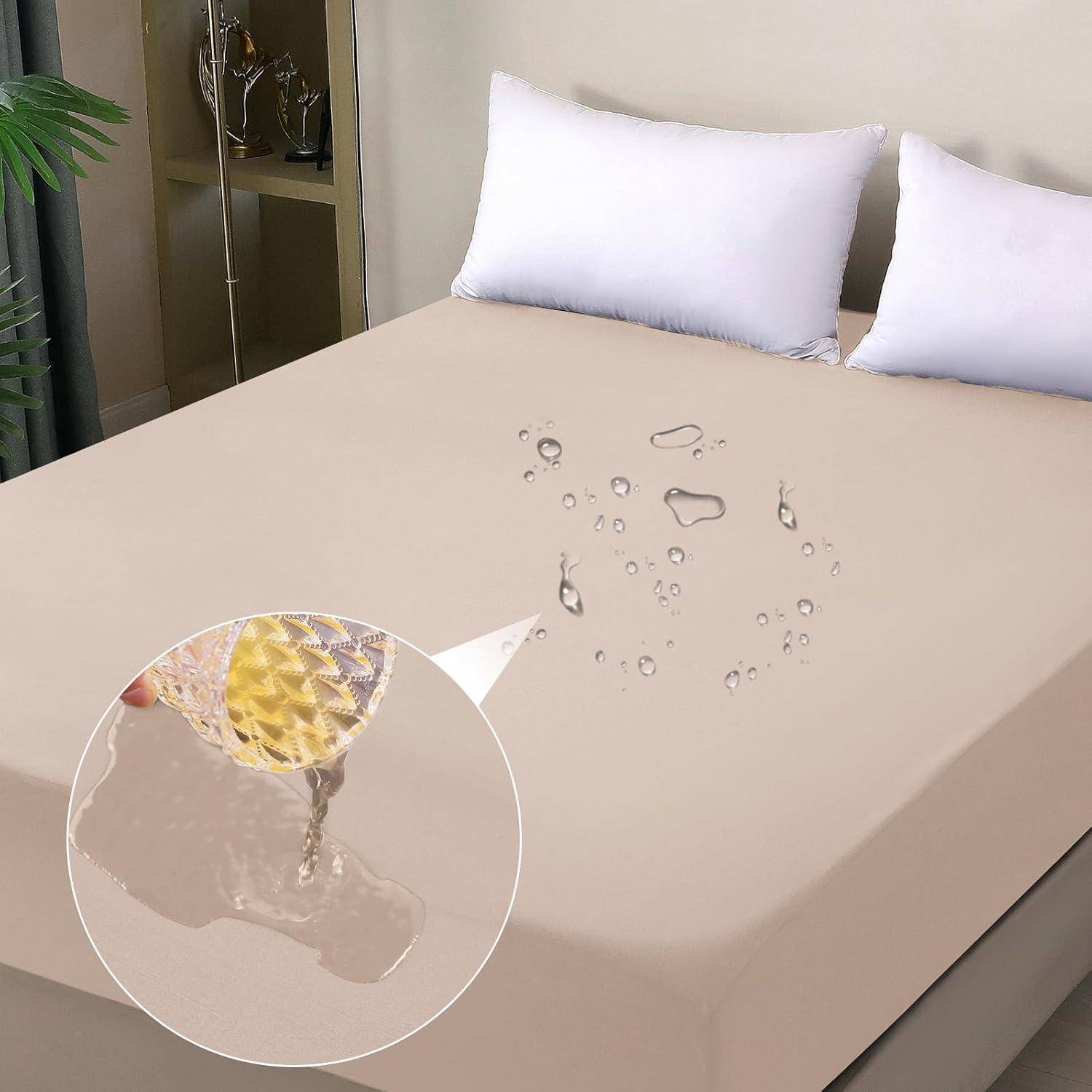 Ein Bett mit einer wasserdichten Abdeckung, auf deren Oberfläche Wassertropfen zu sehen sind und die Spritzresistenz demonstriert. Ein Nahaufnahmeneinsatz hebt das wasserdichte Merkmal hervor.