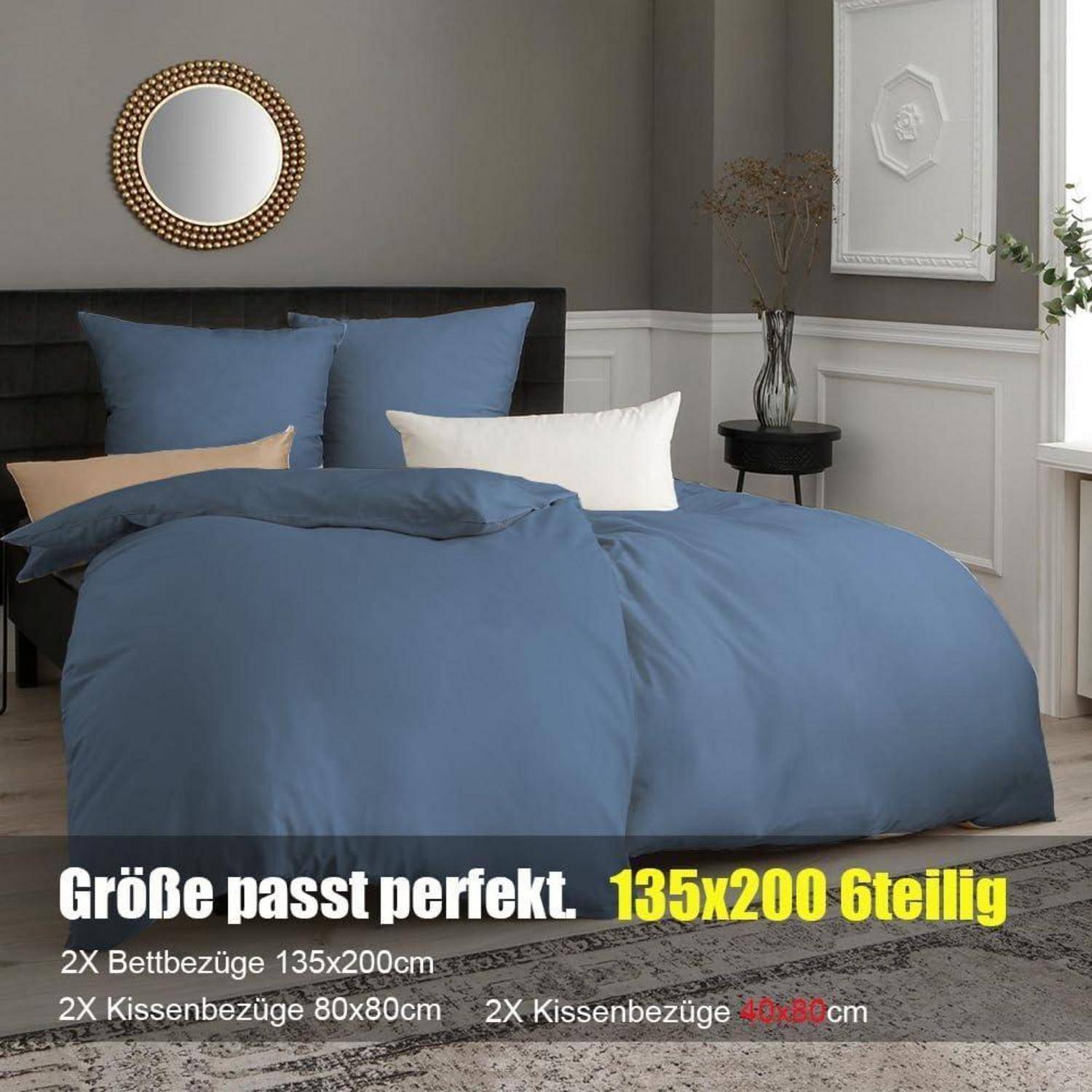 Ein ordentlich gemachtes Bett mit blauer Bettwäsche vor einem dunklen Kopfteil, flankiert von einer Pflanze und einer weißen Wand. Text auf Deutsch gibt Details zur Bettgröße an.