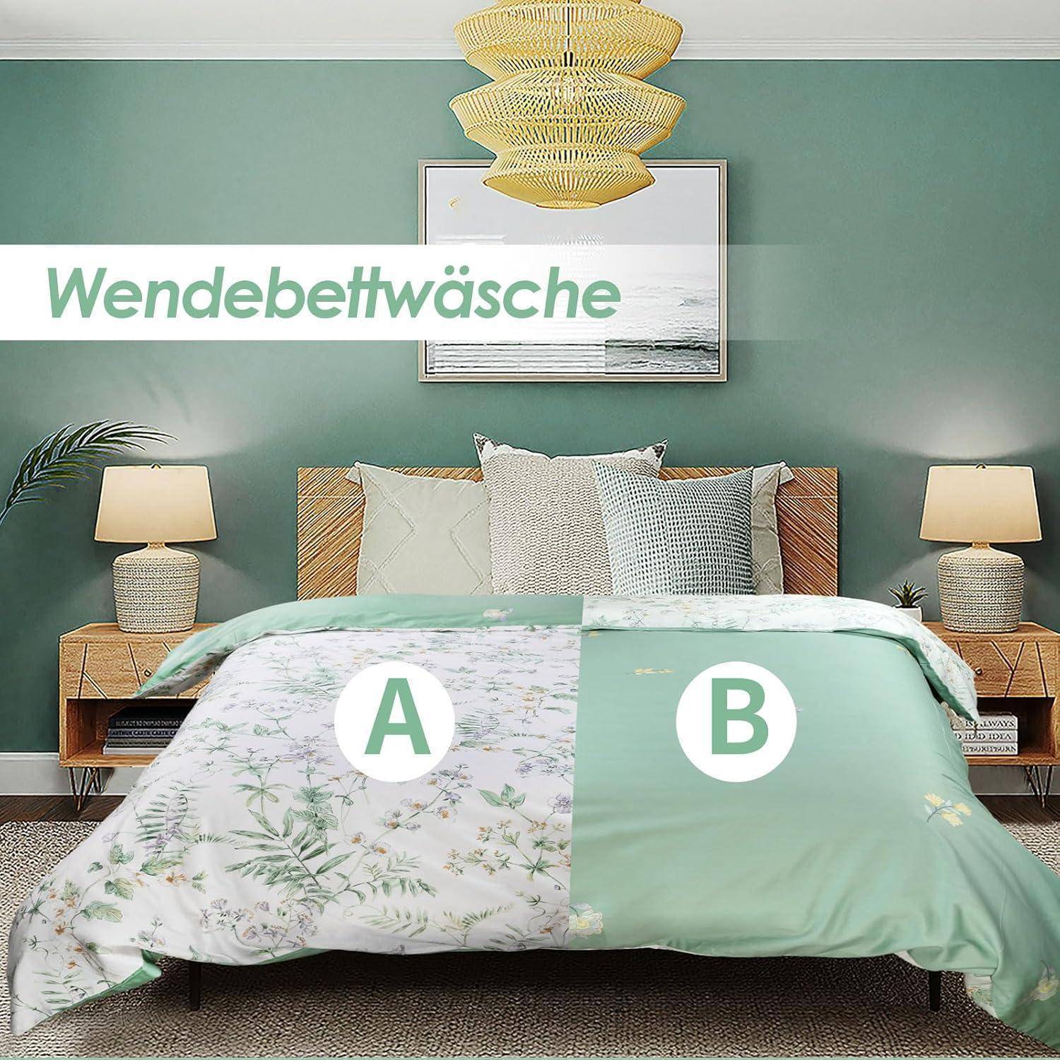 Schlafzimmer mit grünen Wänden, Holzmöbeln, Lampen und einem Bett mit wendebarer Bettwäsche, gekennzeichnet mit 'A' und 'B', die Blumenmuster und grüne Motive aufweist.