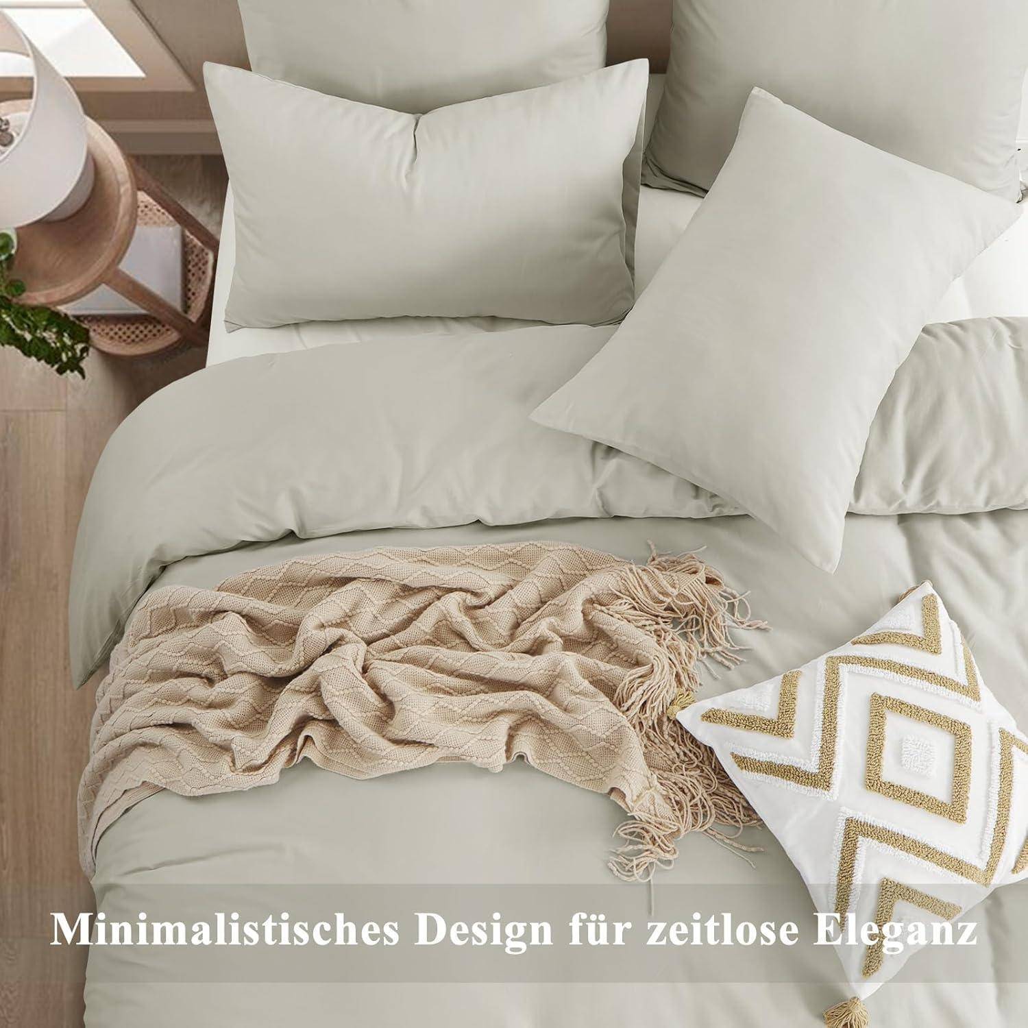 Ein ordentlich gemachtes Bett mit weißen und beigen Kissen und einer gewebten Decke. Text lautet: 'Minimalistisches Design für zeitlose Eleganz'.
