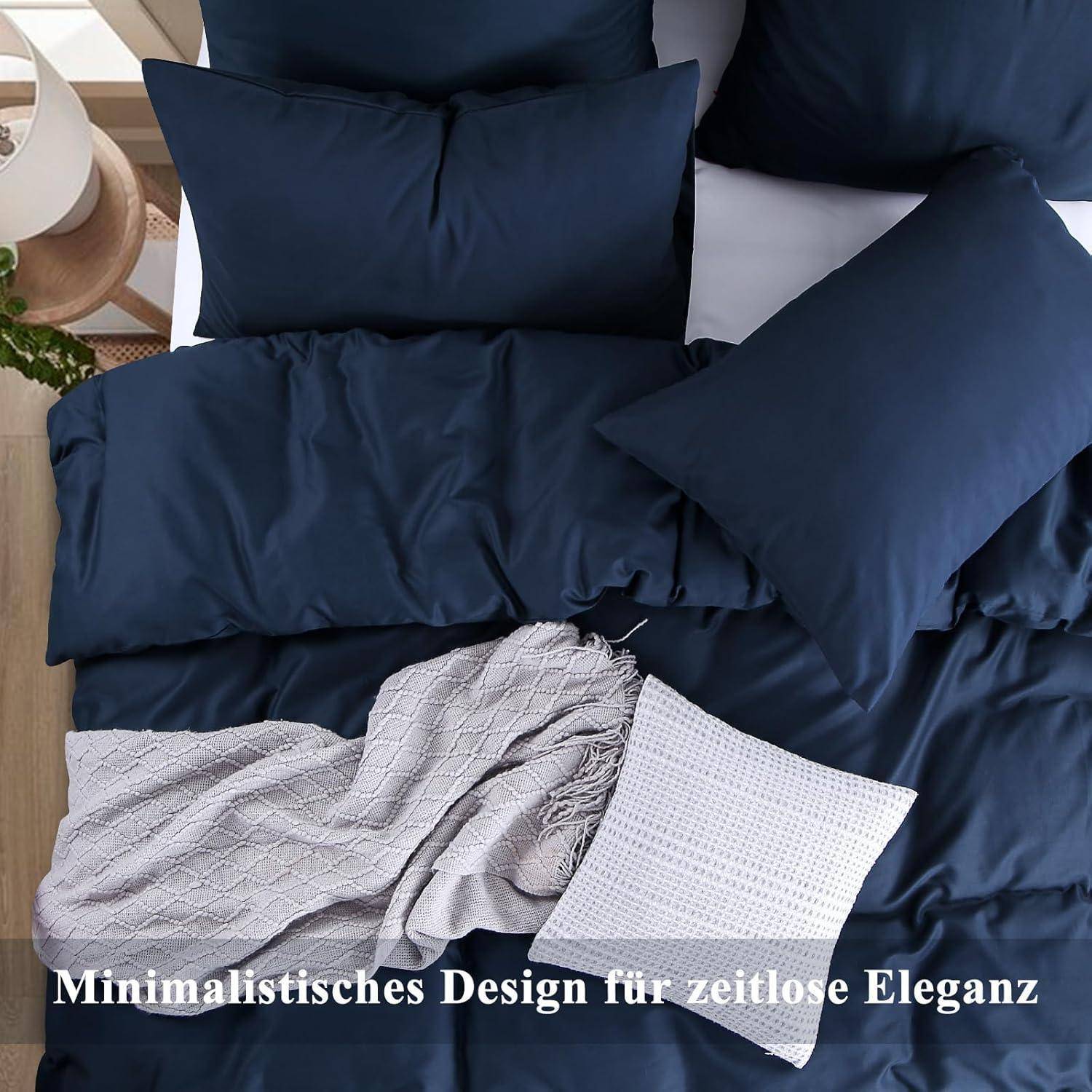 Schlafzimmer mit marineblauer Bettwäsche, einem weißen Kissen und einer strukturierten grauen Decke. Pflanzen verleihen eine natürliche Note. Text lautet: „Minimalistisches Design für zeitlose Eleganz