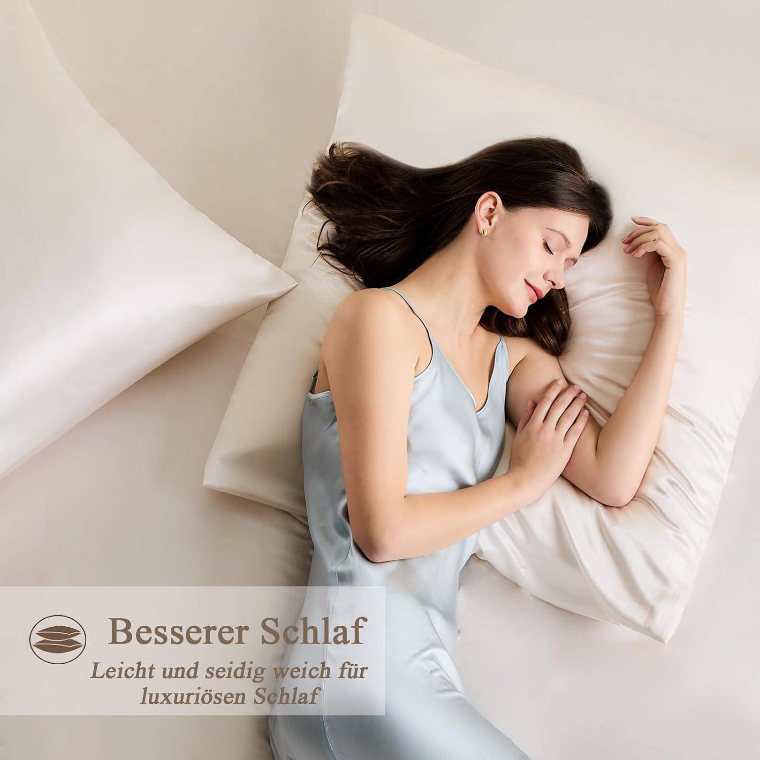 Eine Frau in einem Satin-Nachthemd schläft friedlich auf einem Bett mit weißen Kissen. Der Text darunter lautet: 'Besserer Schlaf, leicht und seidig weich für luxuriösen Schlaf.