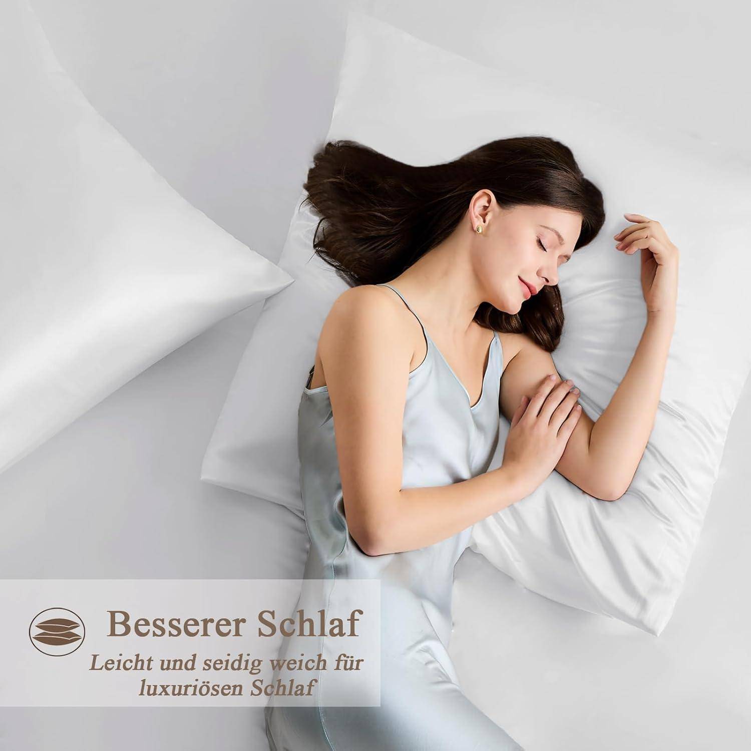 Eine Frau schläft friedlich auf weißen Kissen und trägt einen hellblauen Satin-Schlafanzug. Der Text lautet 'Besserer Schlaf' und weitere Informationen auf Deutsch.