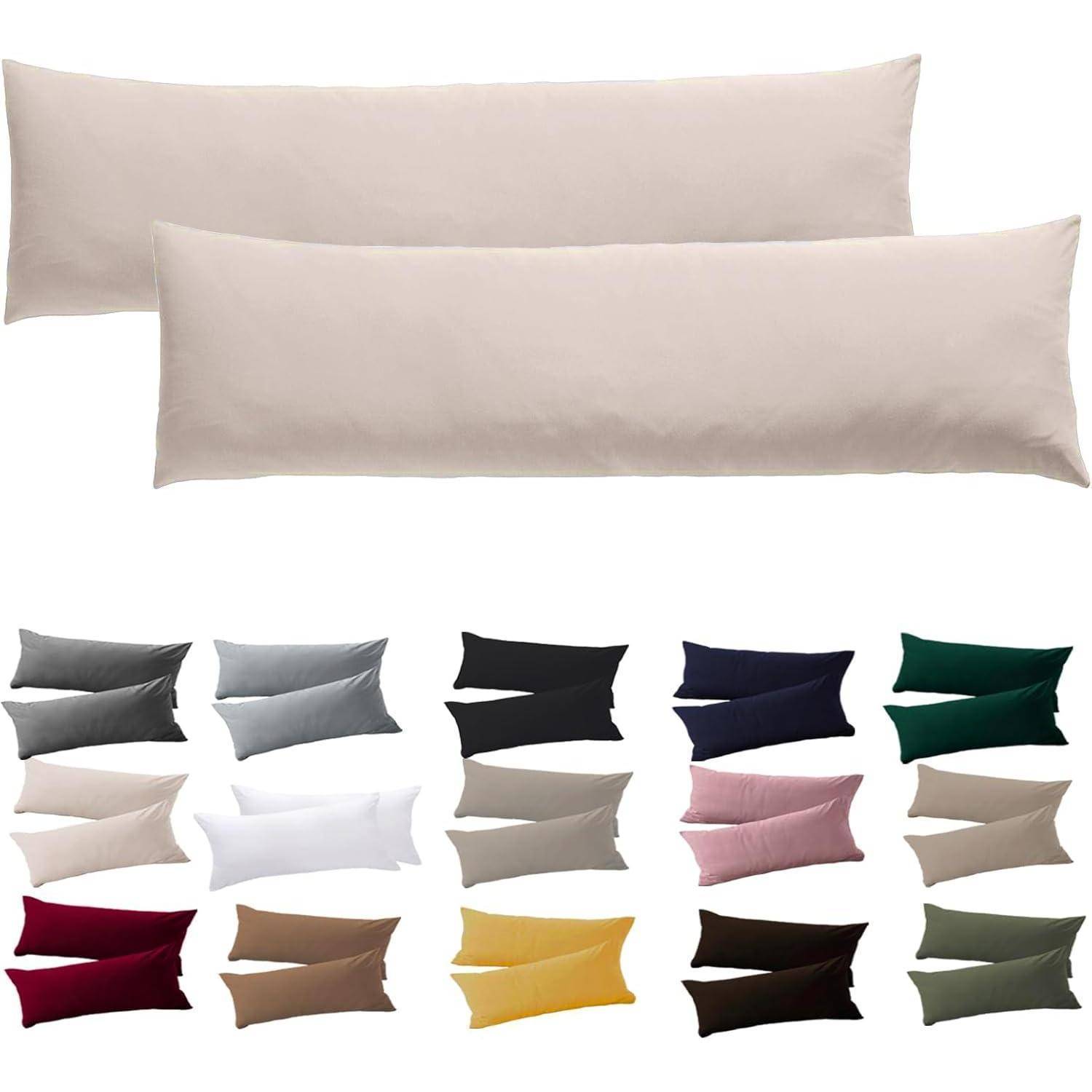 Zwei längliche Kissen in Beige oben. Darunter 20 kleinere Kissen in verschiedenen Farben, darunter Schwarz, Blau, Grün und Rot.