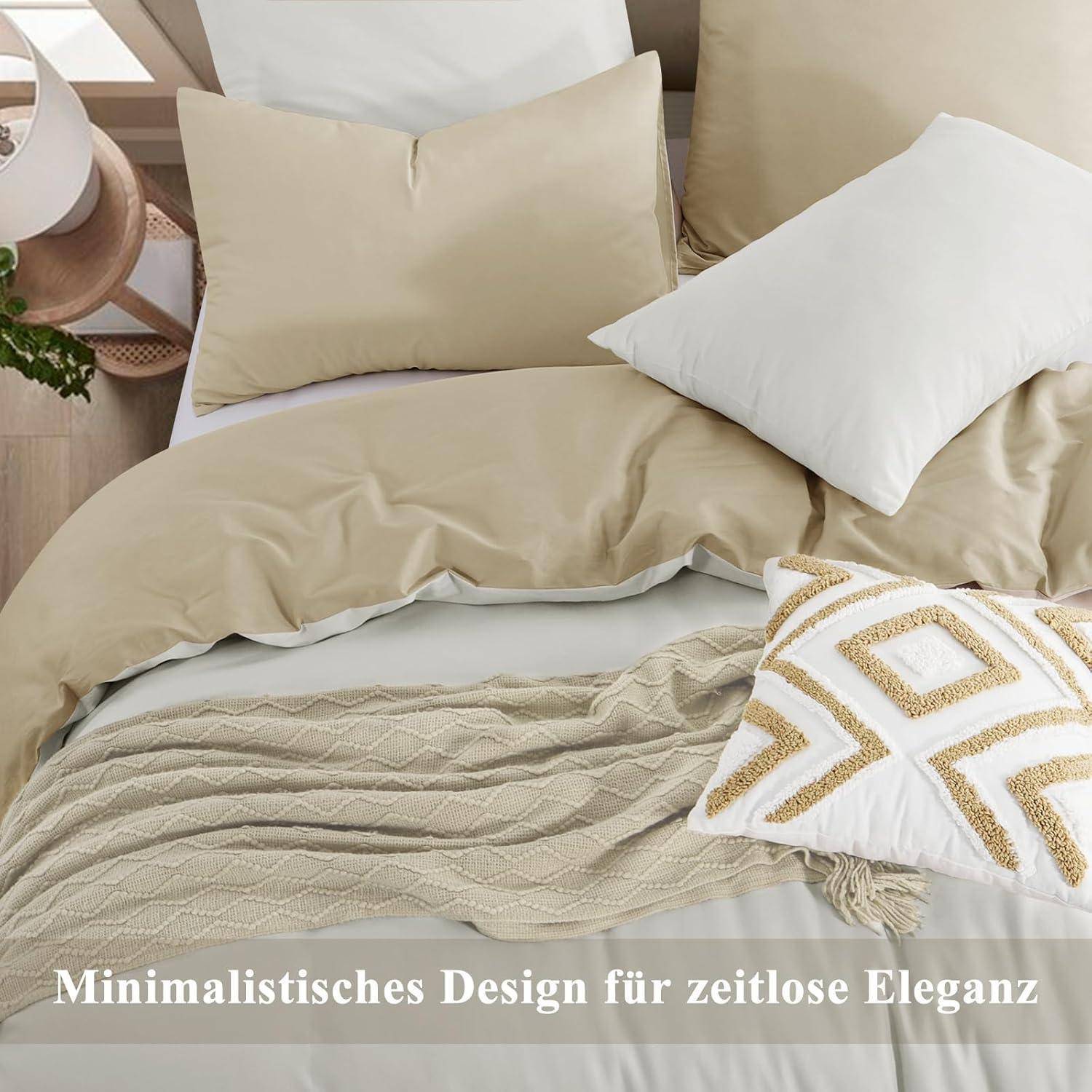 Minimalistisches Schlafzimmer mit beigefarbener Bettwäsche, weißen und gemusterten Kissen sowie einem hellen gestrickten Überwurf. Text auf dem Bild: 'Minimalistisches Design für zeitlose Eleganz'.