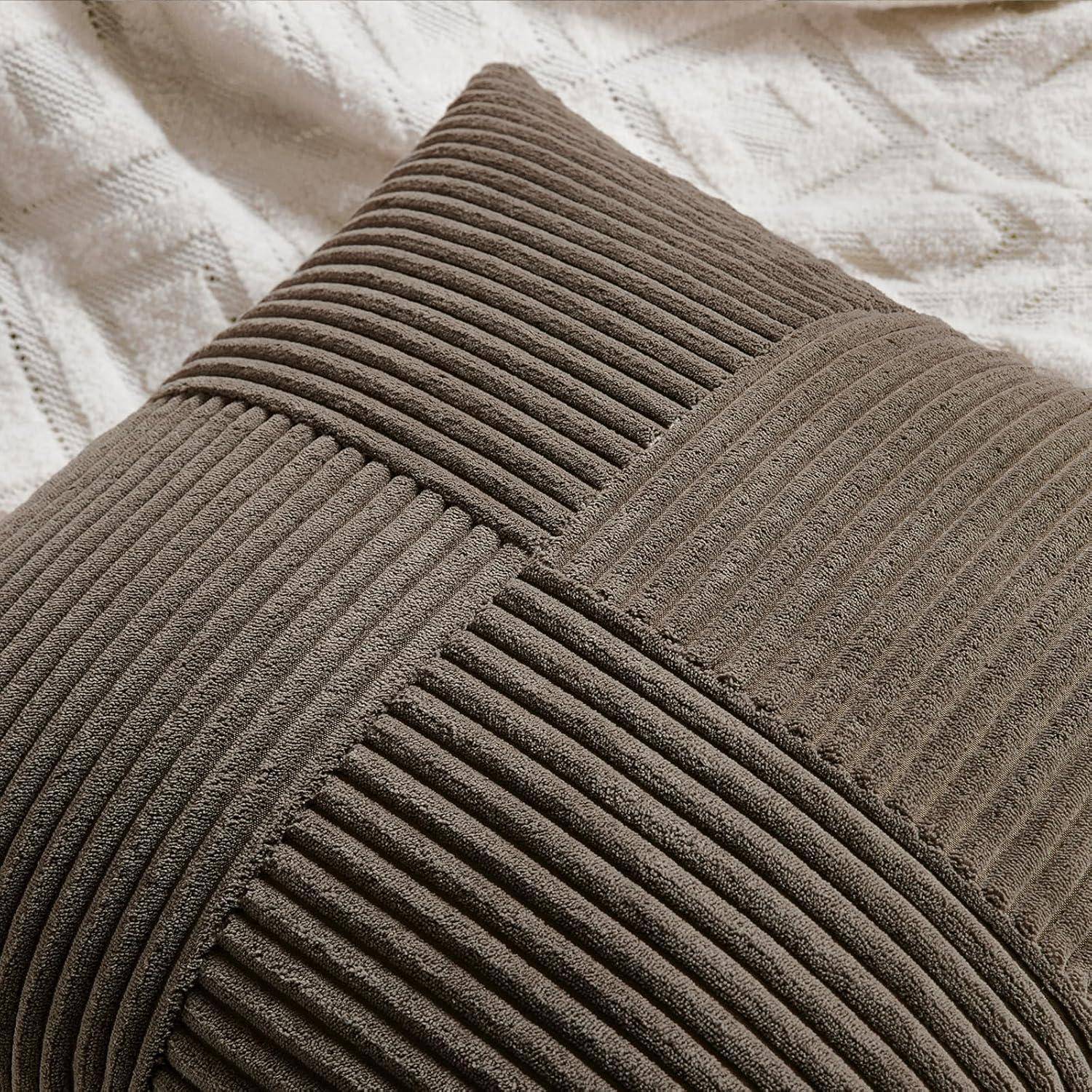 Ein strukturiertes, geripptes braunes Kissen auf einem gemusterten cremefarbenen Stoffhintergrund, der Komfort und ästhetische Details andeutet.