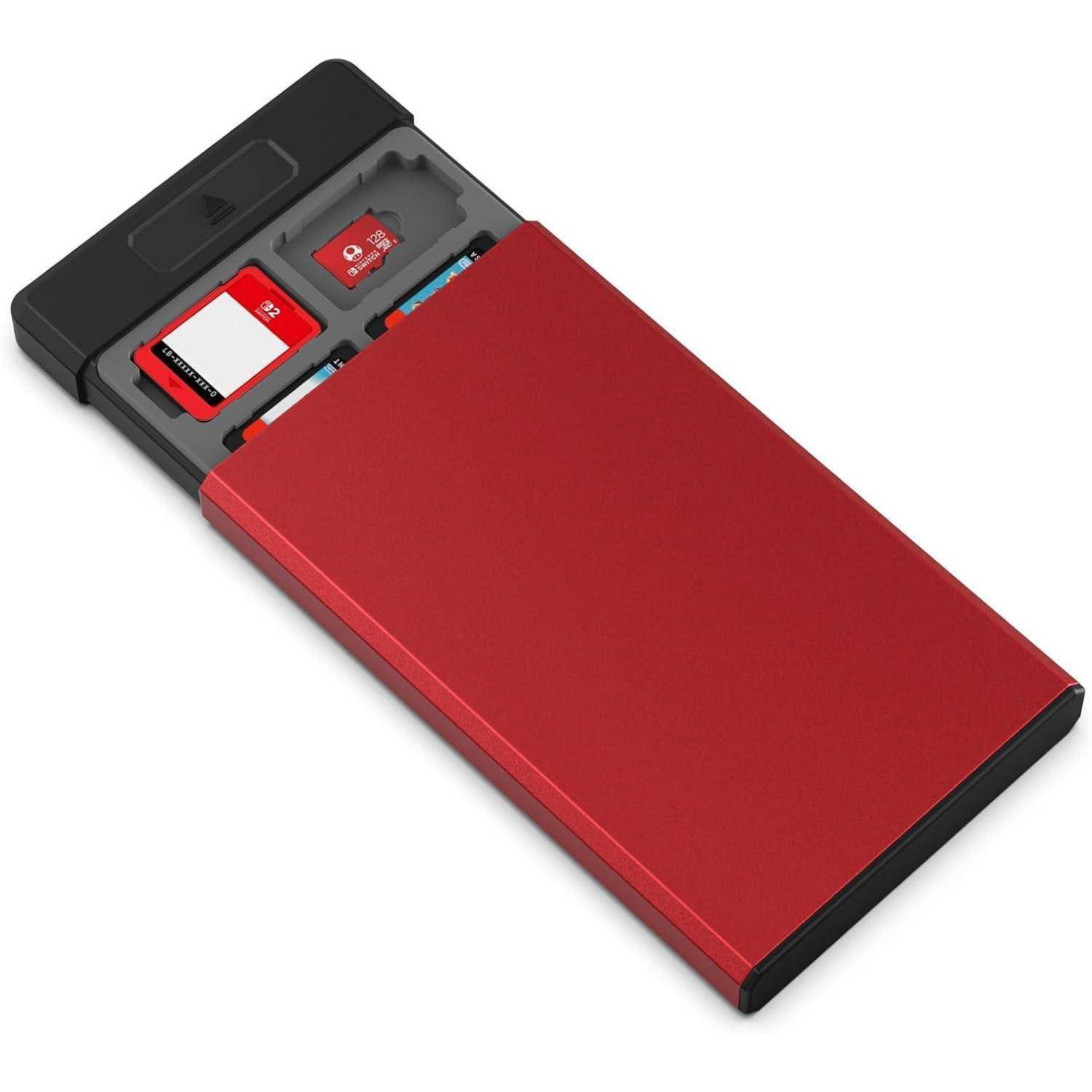 Kartenleser in Rot mit mehreren Speicherkartensteckplätzen, die eine microSD-Karte, eine Standard-SD-Karte und andere Karten enthält.