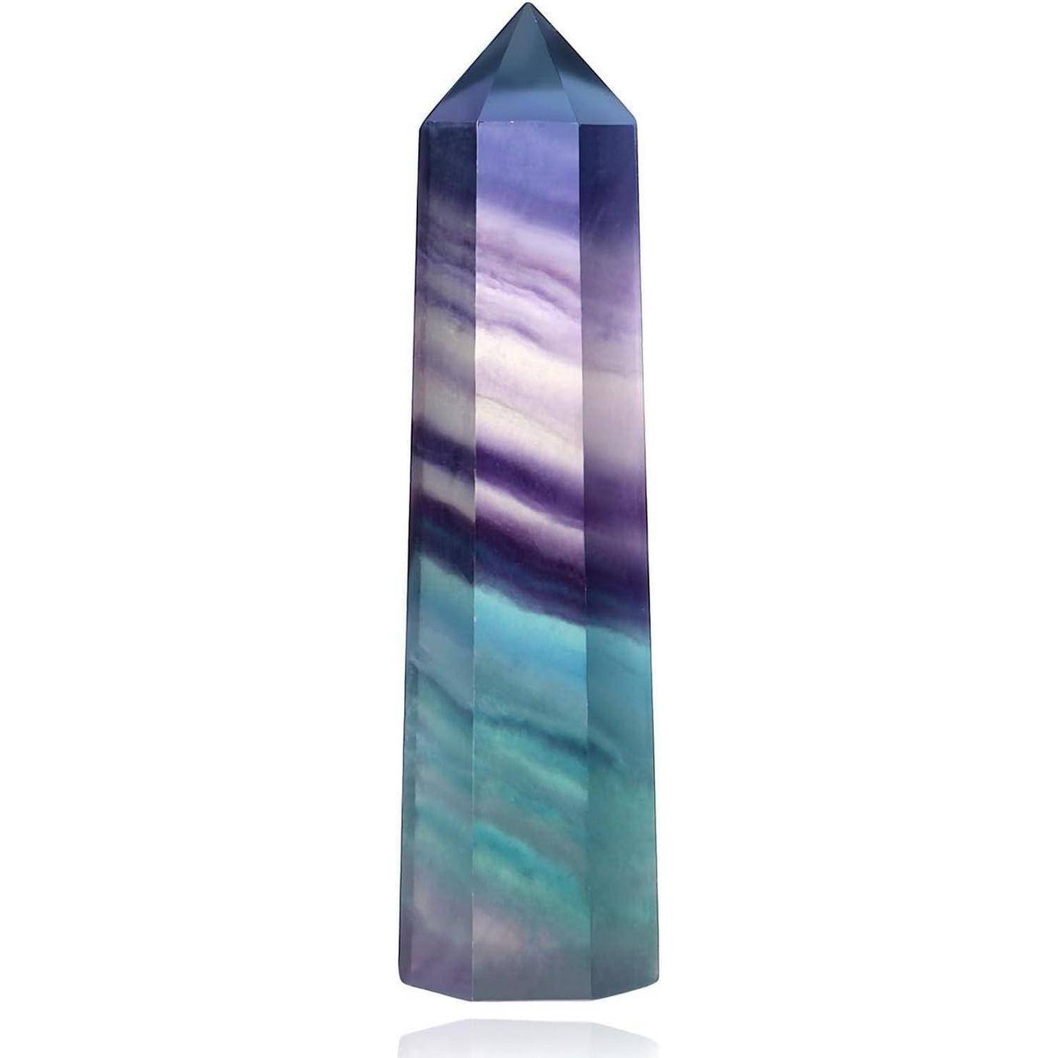 Ein hoher, glatter Kristall mit Schattierungen von Lila und Blaugrün, geformt wie ein Obelisk.