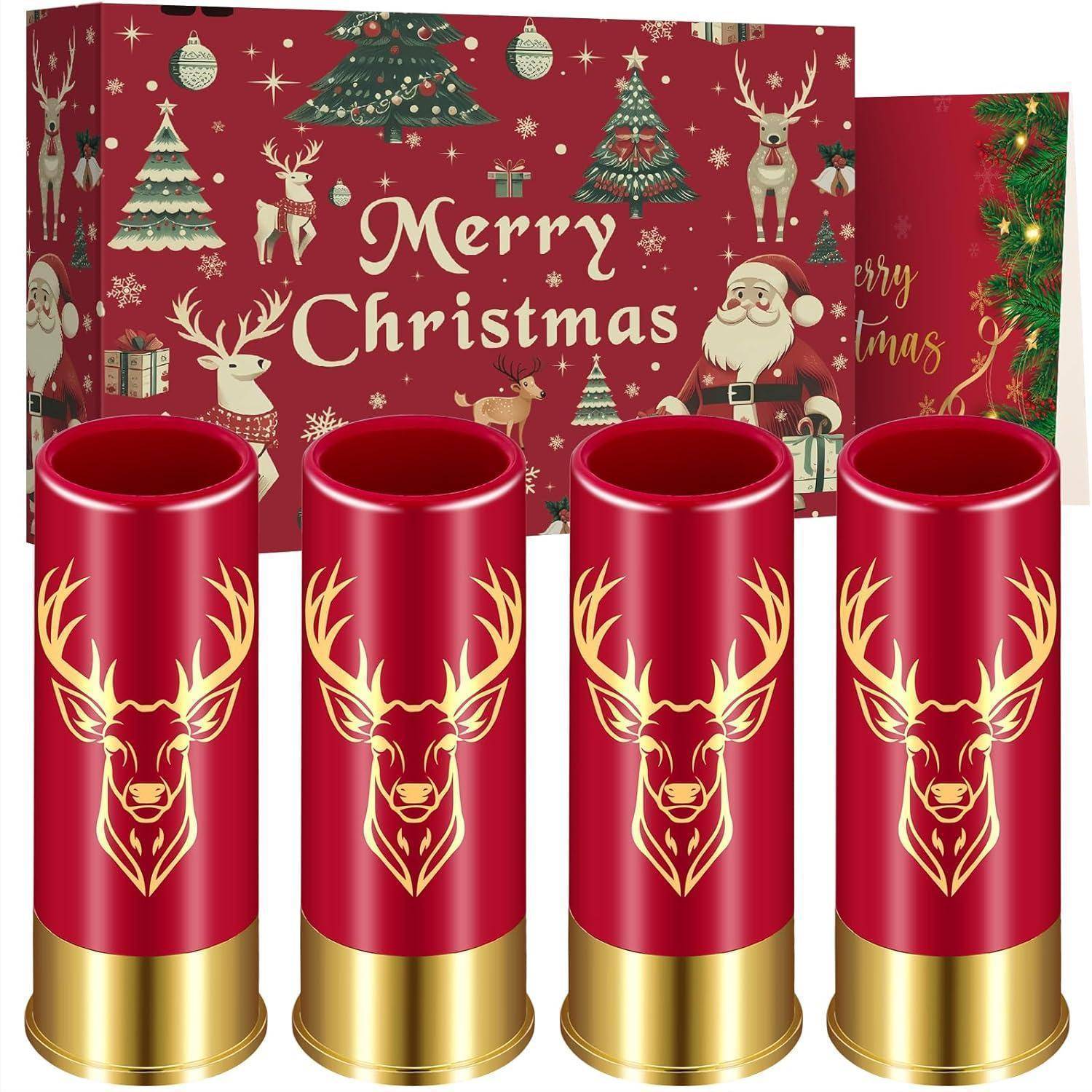 Rot-goldene Weihnachtsgeschenkbox mit vier passenden Tassen, die Rentierdesigns tragen. Der Hintergrund zeigt Bäume und den Weihnachtsmann.