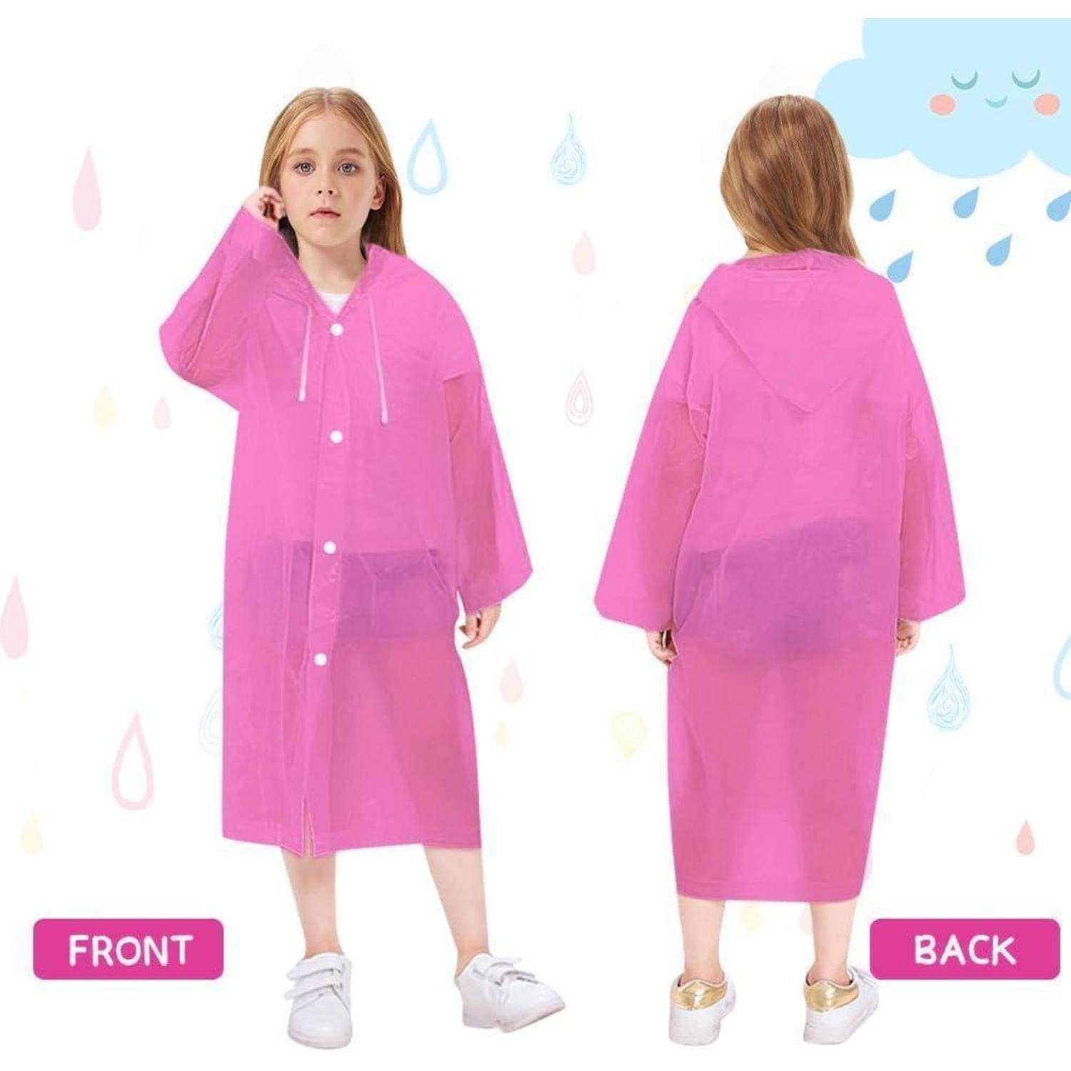 Ein Kind mit einer pinken Regenjacke mit Kapuze. Front- und Rückansicht zeigen Knopfverschluss und Kordelzug. Der Hintergrund enthält regenthematische Grafiken.
