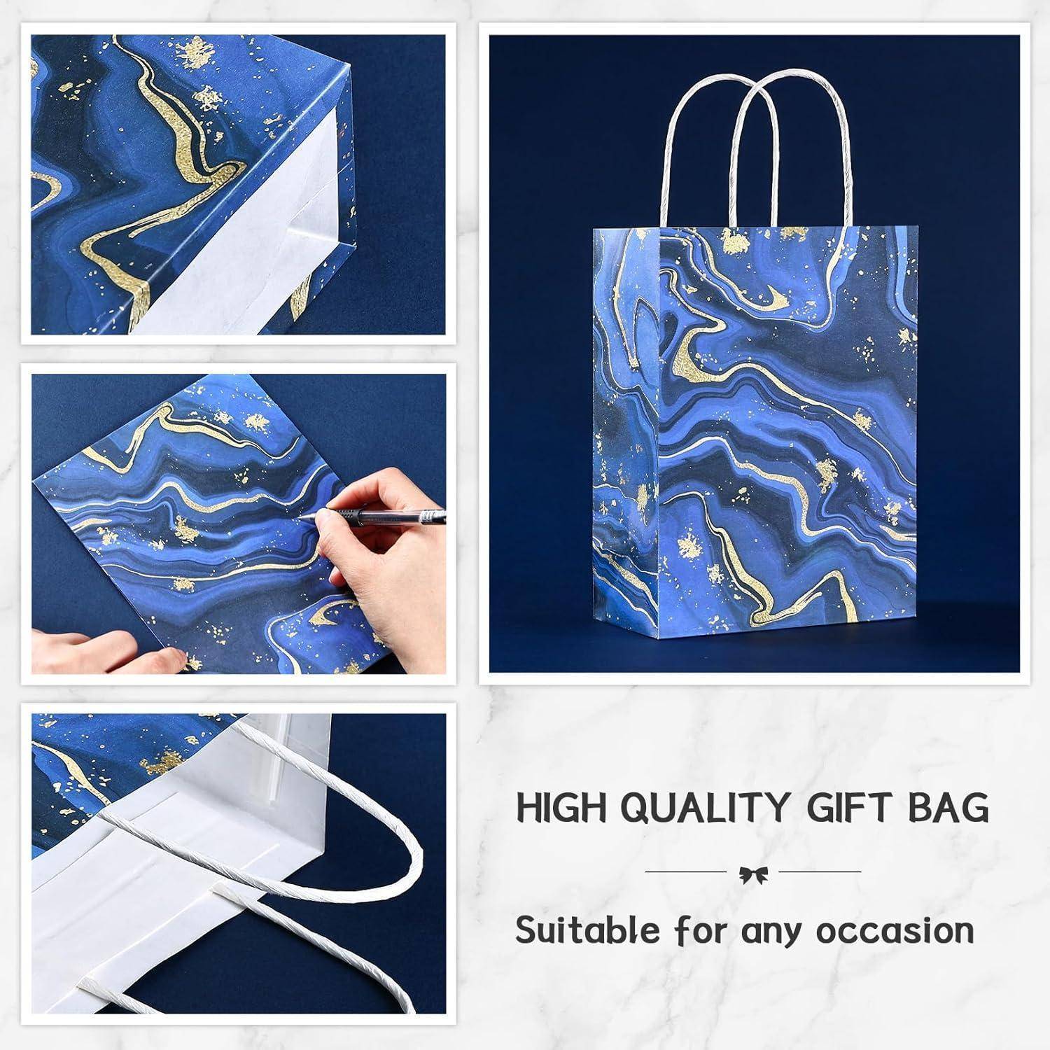 Geschenktasche mit blau-goldenem abstraktem Design, aus verschiedenen Blickwinkeln gezeigt. Text lautet: 