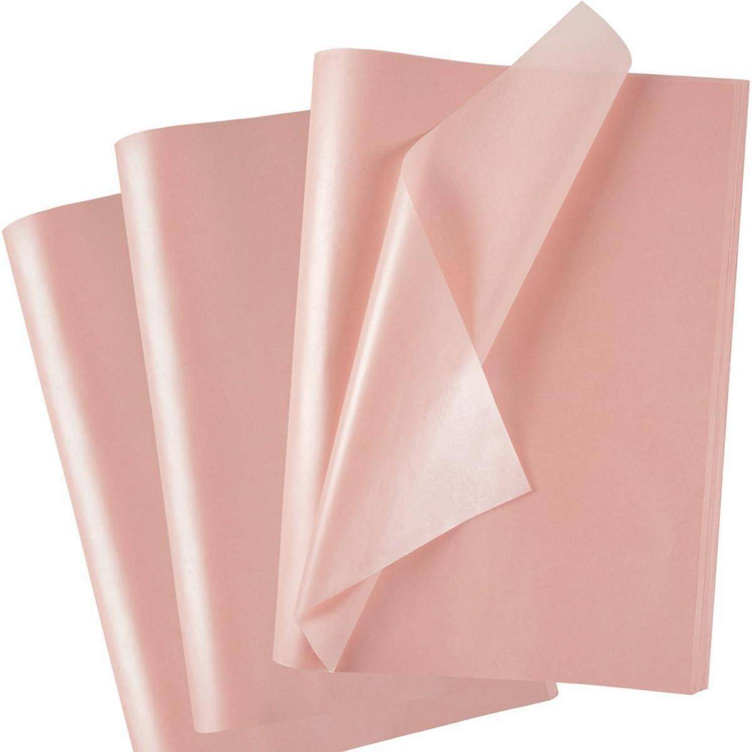 Mehrere Blätter rosa Transparentpapier überlappen sich, wobei ein Blatt teilweise angehoben ist.