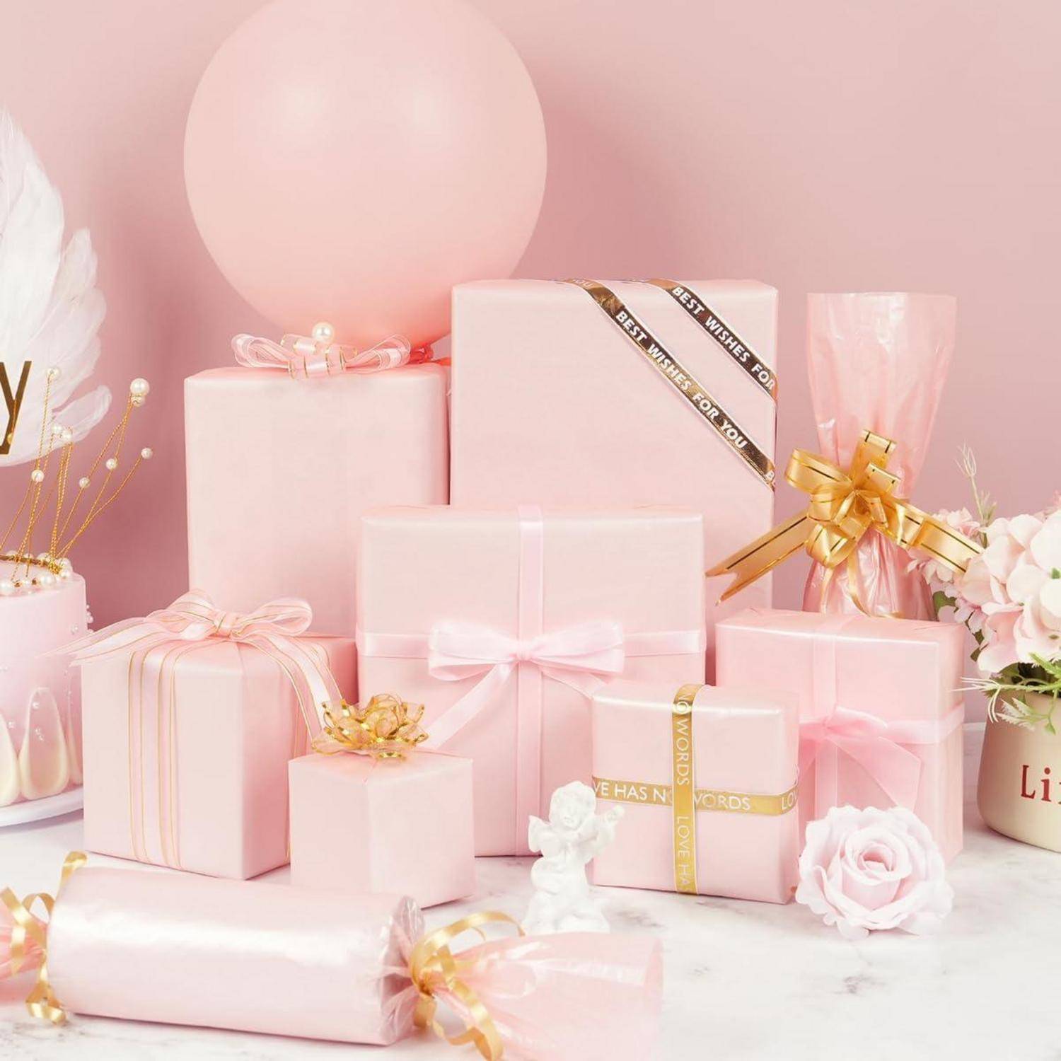 Eine Sammlung von rosa Geschenkboxen mit Bändern und Schleifen, künstlerisch angeordnet vor einem rosa Hintergrund mit einem Luftballon und dekorativen Elementen.