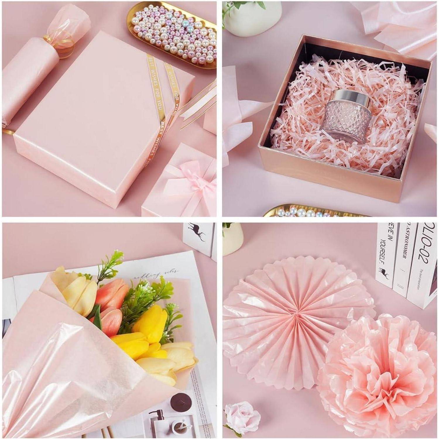 Eine rosa gehaltene Collage mit einer verpackten Geschenkbox, einer offenen Geschenkbox mit einem Glas in Seidenpapier, einem Blumenstrauß Tulpen und rosa Papierdekoration.