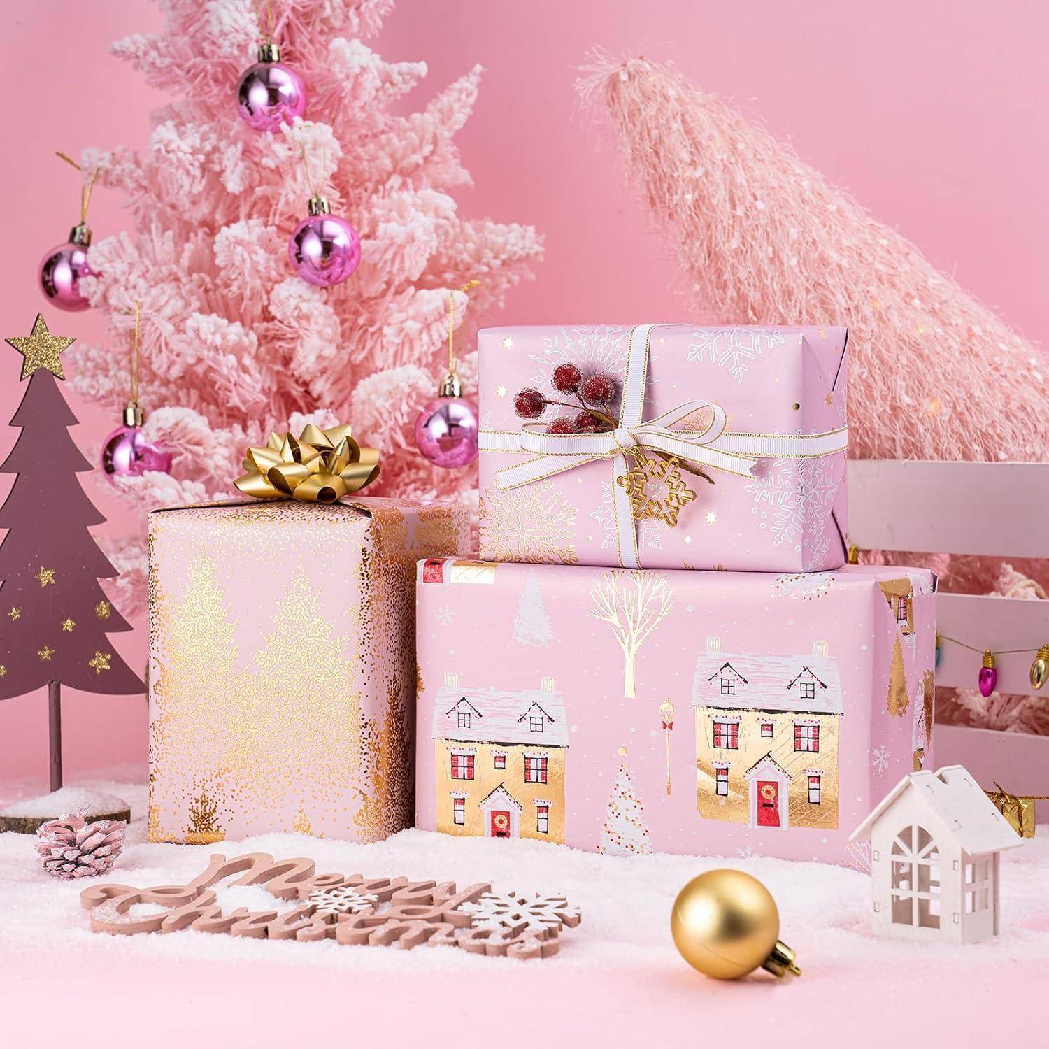 Weihnachtsszene in Rosa mit einem dekorierten rosa Weihnachtsbaum, Geschenkboxen in Pastelltönen und Christbaumschmuck. Gemütliche und festliche Feiertagsatmosphäre.