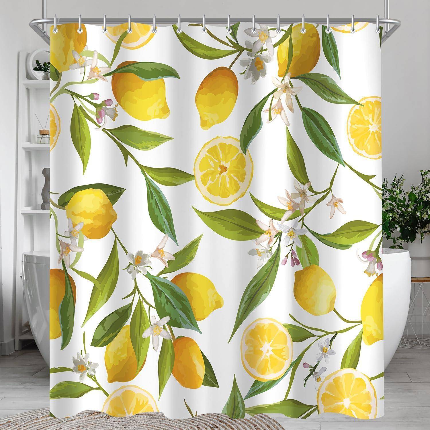 Duschvorhang mit einem lebhaften Zitronen- und Blattmuster, der ganze Zitronen, Zitronenscheiben und weiße Blumen vor einem weißen Hintergrund zeigt.