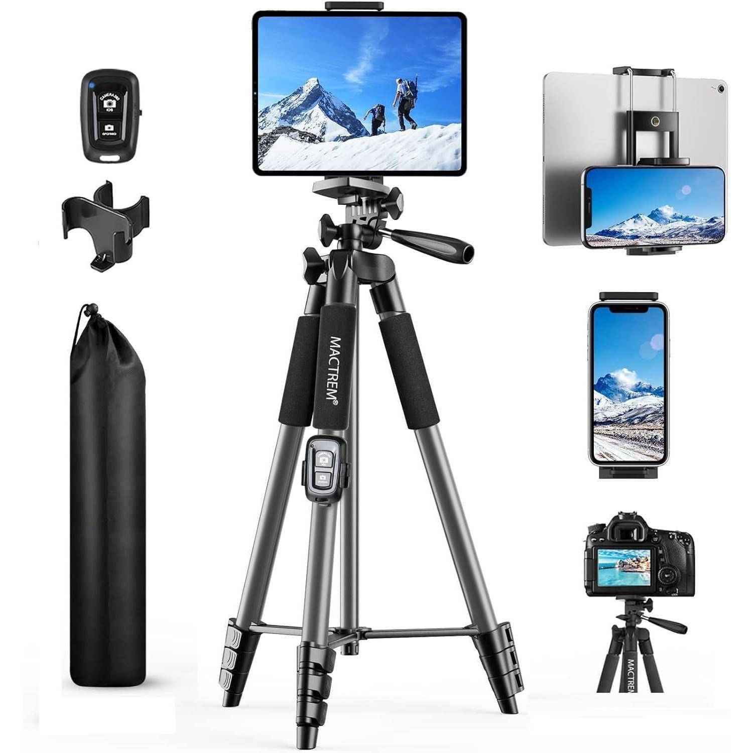 Kamera-Stativ-Set mit verschiedenen Gerätehalterungen inklusive Smartphone, Tablet und Kamera in Berglandschaft. Enthält Tragetasche und Fernbedienung.