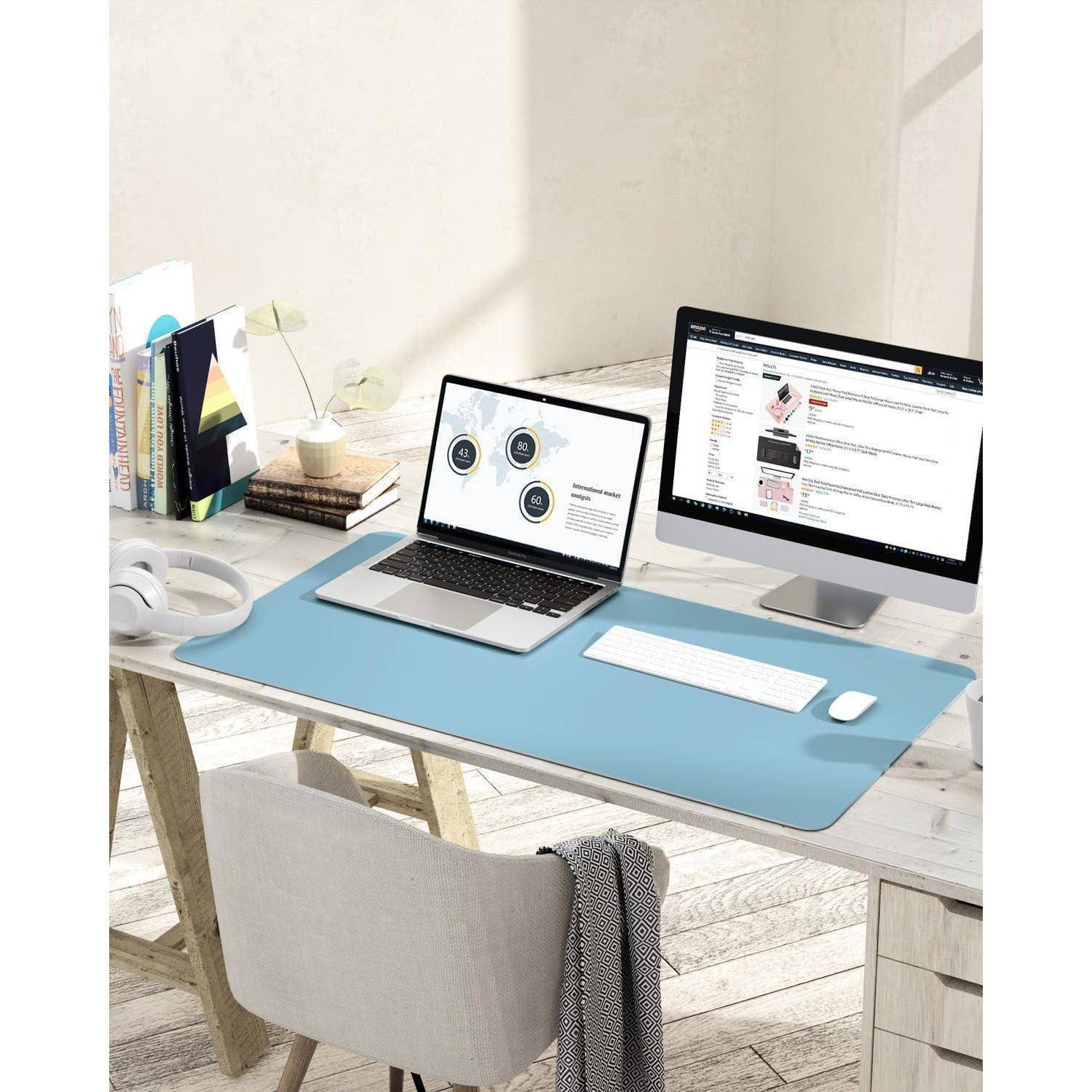Ein Home-Office-Setup mit einem Laptop, zwei Monitoren, auf denen Dokumente zu sehen sind, einer Tastatur und einer Maus auf einem Schreibtisch, auf dem Bücher und Kopfhörer in der Nähe liegen.