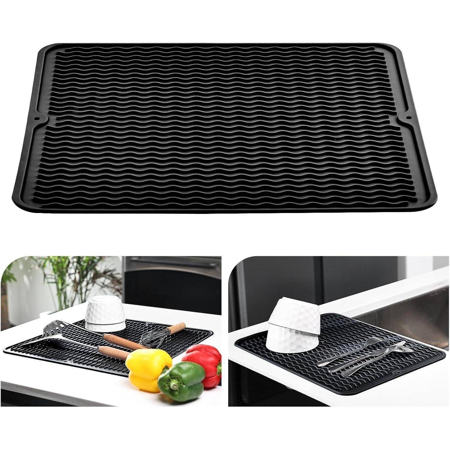 Eine schwarze Silikon-Abtropfmatte mit Wellenmuster. Darunter zwei Bilder, die die Matte beim Trocknen von Geschirr und Utensilien zeigen, mit bunten Paprika in der Nähe.