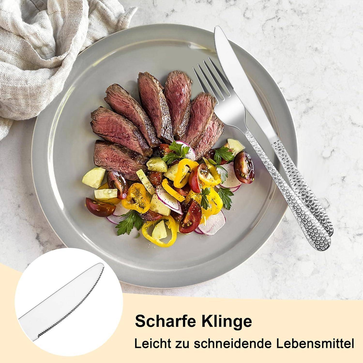 Ein Teller mit in Scheiben geschnittenem Steak, garniert mit Gemüse. Eine Gabel und ein Messer liegen daneben. Text unten auf Deutsch lautet: 