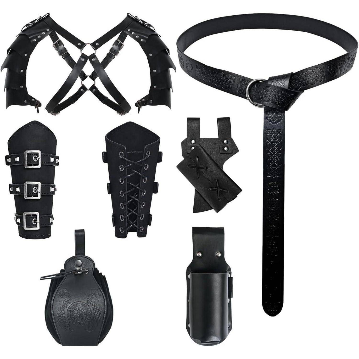 Set schwarzer Leder-Mittelalter-Accessoires, bestehend aus einem Geschirr, einem Gürtel, Armschienen, einem Feldflakon und einer Tasche, die vor einem weißen Hintergrund angeordnet sind.