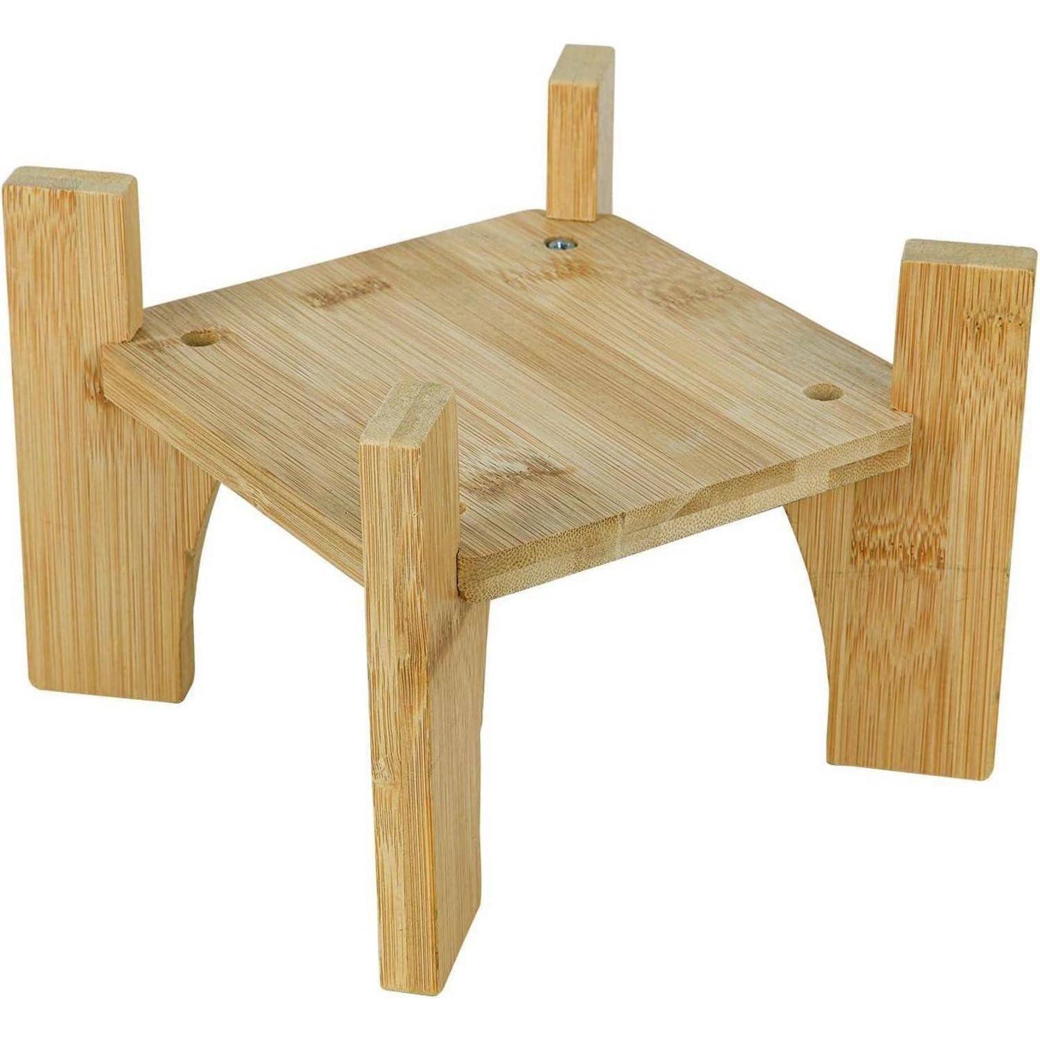 „Ein kleiner, unvollendeter Holzhocker-Rahmen, der auf einem schlichten Hintergrund auf den Kopf gestellt ist und vier Beine sowie eine quadratische Sitzfläche zeigt.