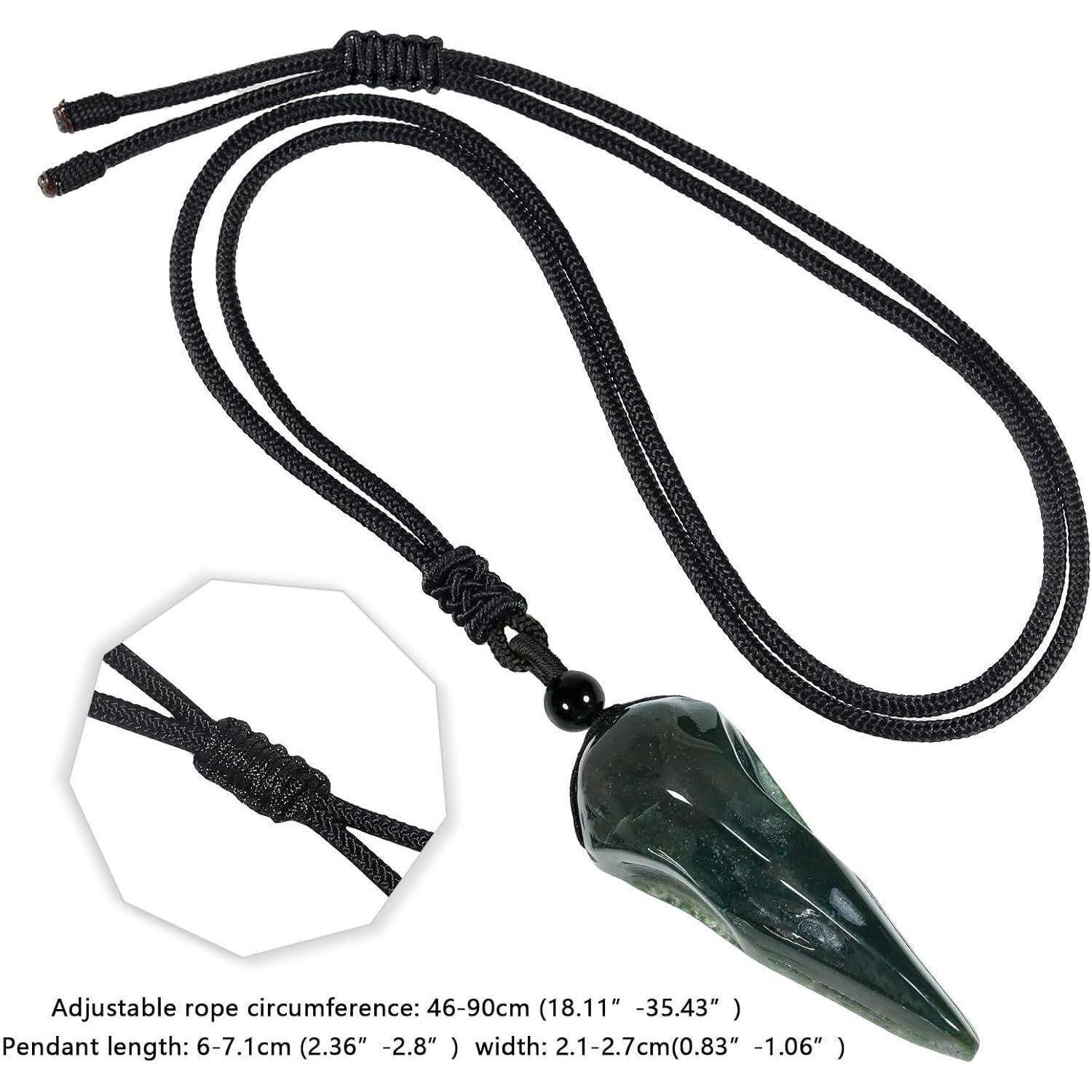 Eine schwarze Kette mit einem grünen, tränenförmigen Stein an einem verstellbaren schwarzen Seil. Der Text zeigt Messungen für Umfang und Anhängergröße.