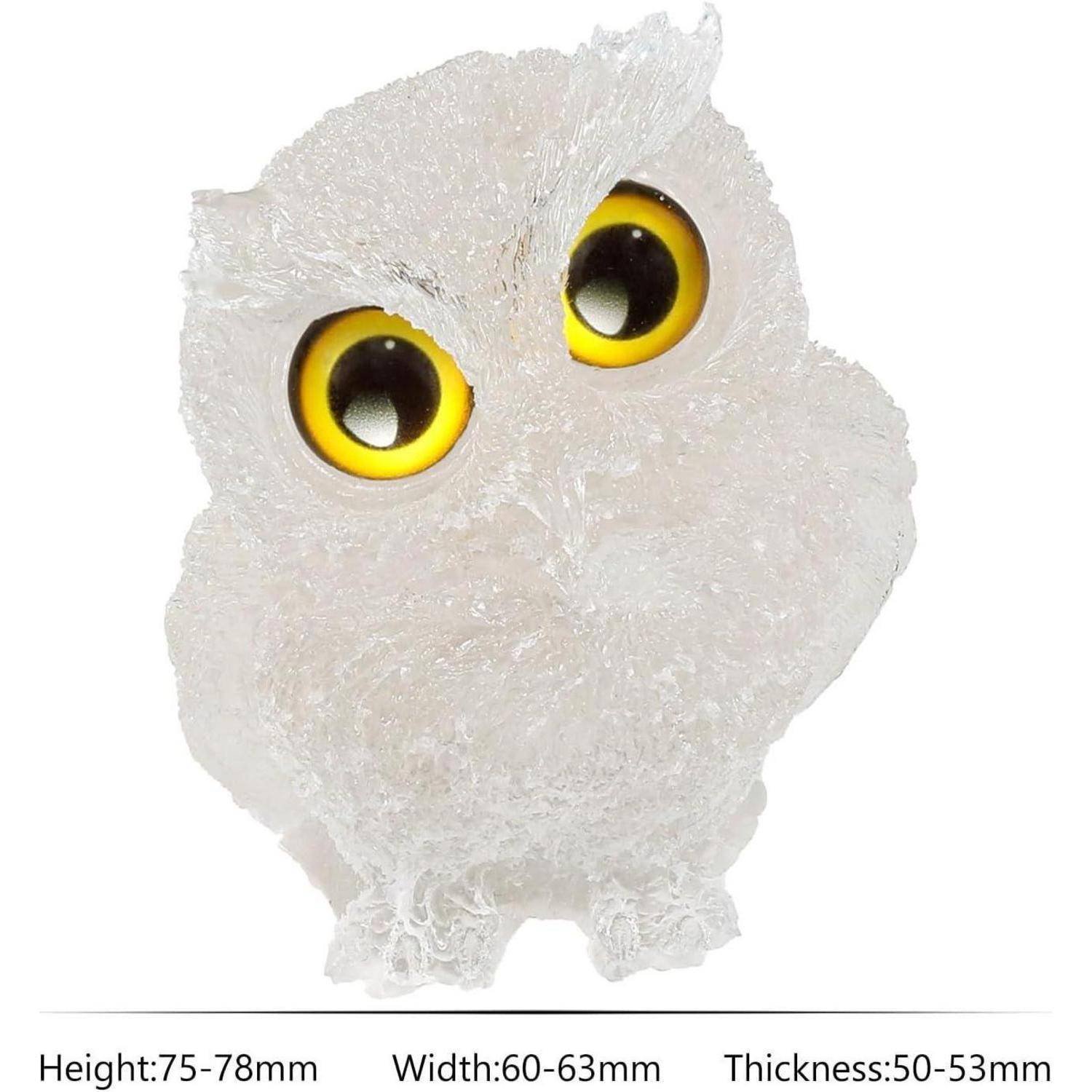 Eine kleine weiße Eulenfigur mit großen gelben Augen. Abmessungen wie folgt: Höhe 75-78 mm, Breite 60-63 mm, Dicke 50-53 mm.